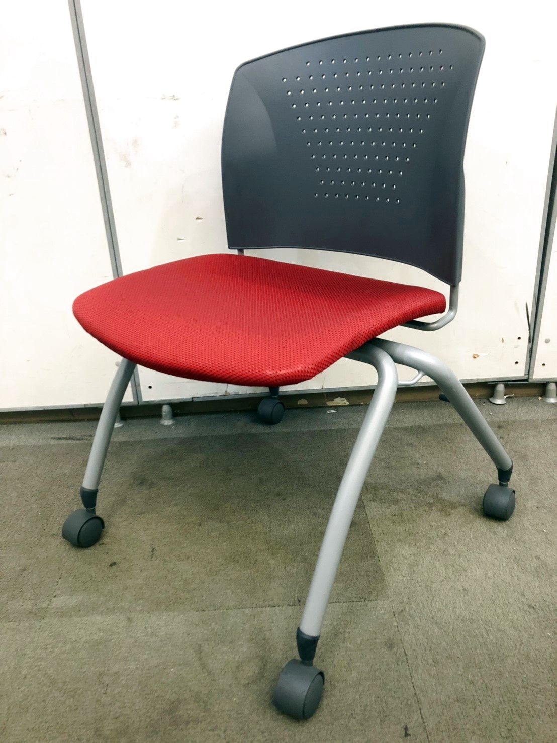 【ロット入荷！！　明るくしたいオフィスなどに】軽量なスタッキングチェア！重ねて収納可能
                        その他シリーズ
                                    中古
            