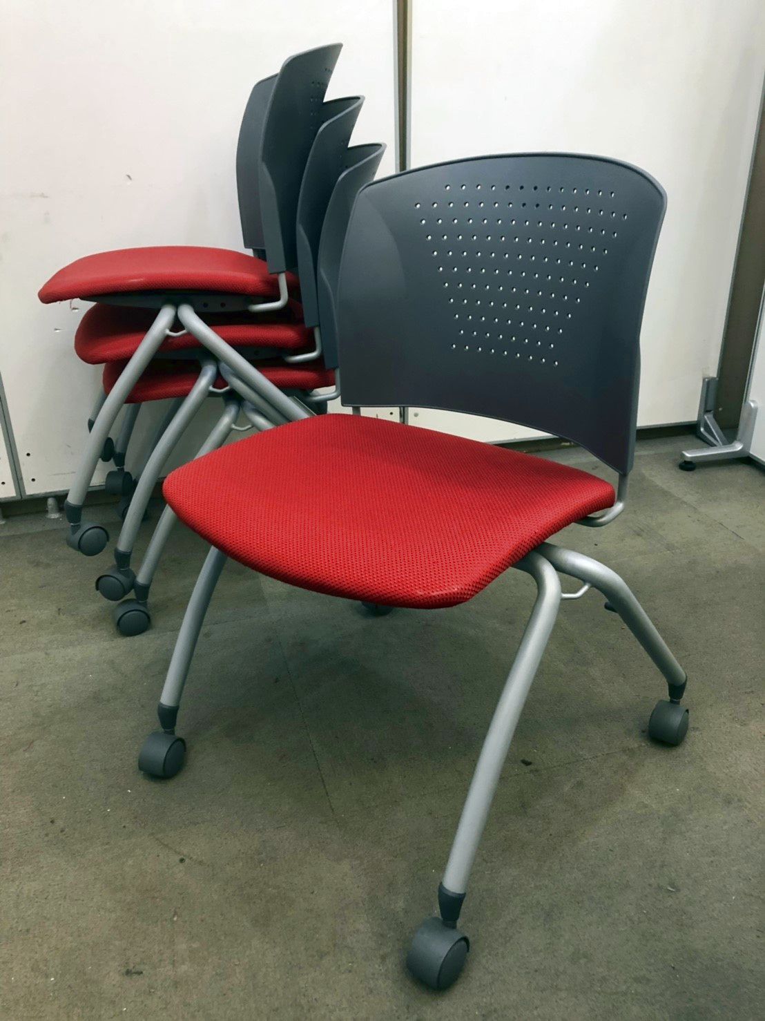 【4脚セット価格！！ロット入荷！！　明るくしたいオフィスなどに】軽量なスタッキングチェア！重ねて収納可能
                        その他シリーズ
                                    中古
            