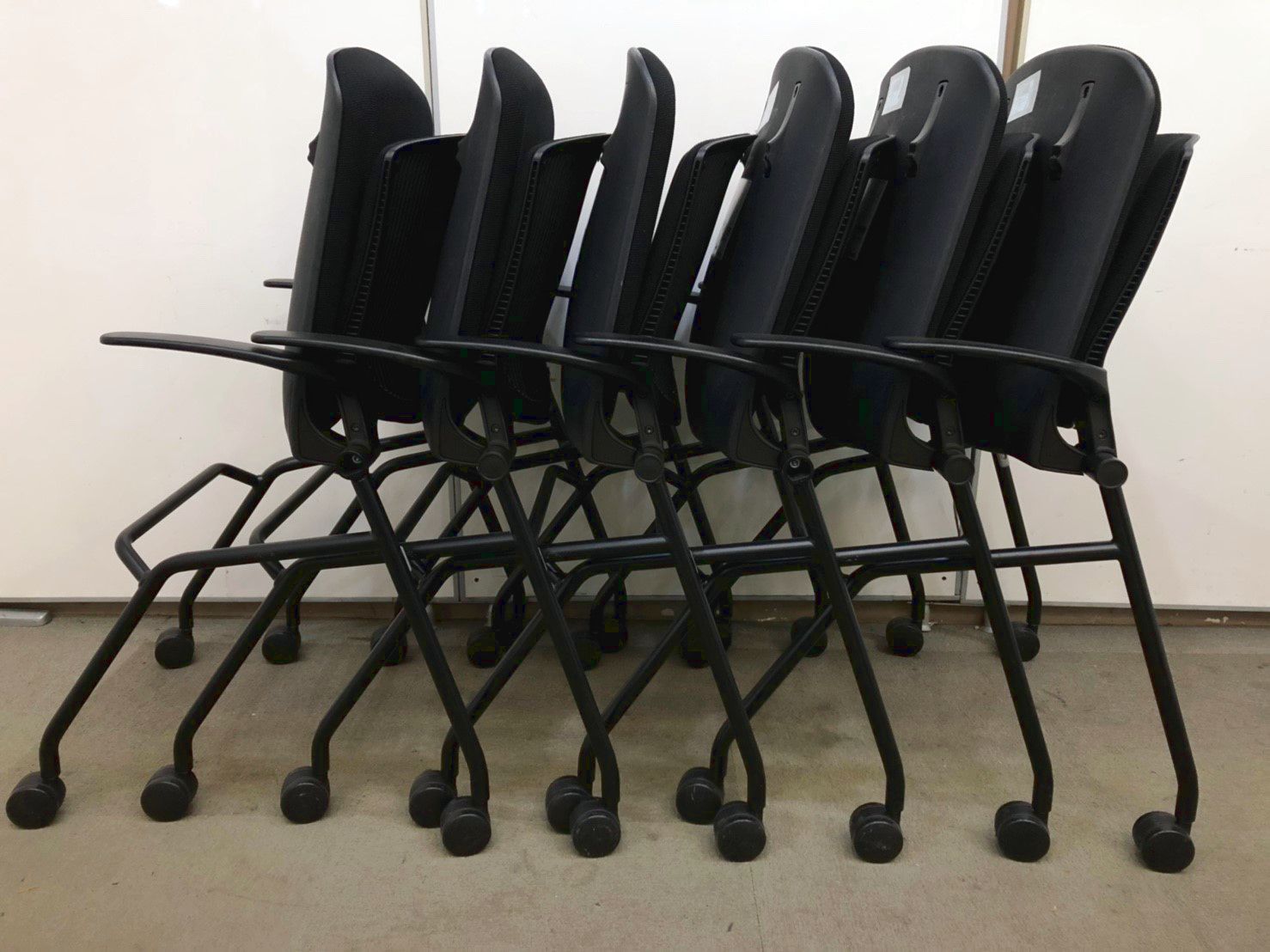 【6脚セット価格！！　高級チェア　品質抜群！！】ブラックカラー！オカムラ製のネスティングチェア！
                        グラータ
                                    中古
            