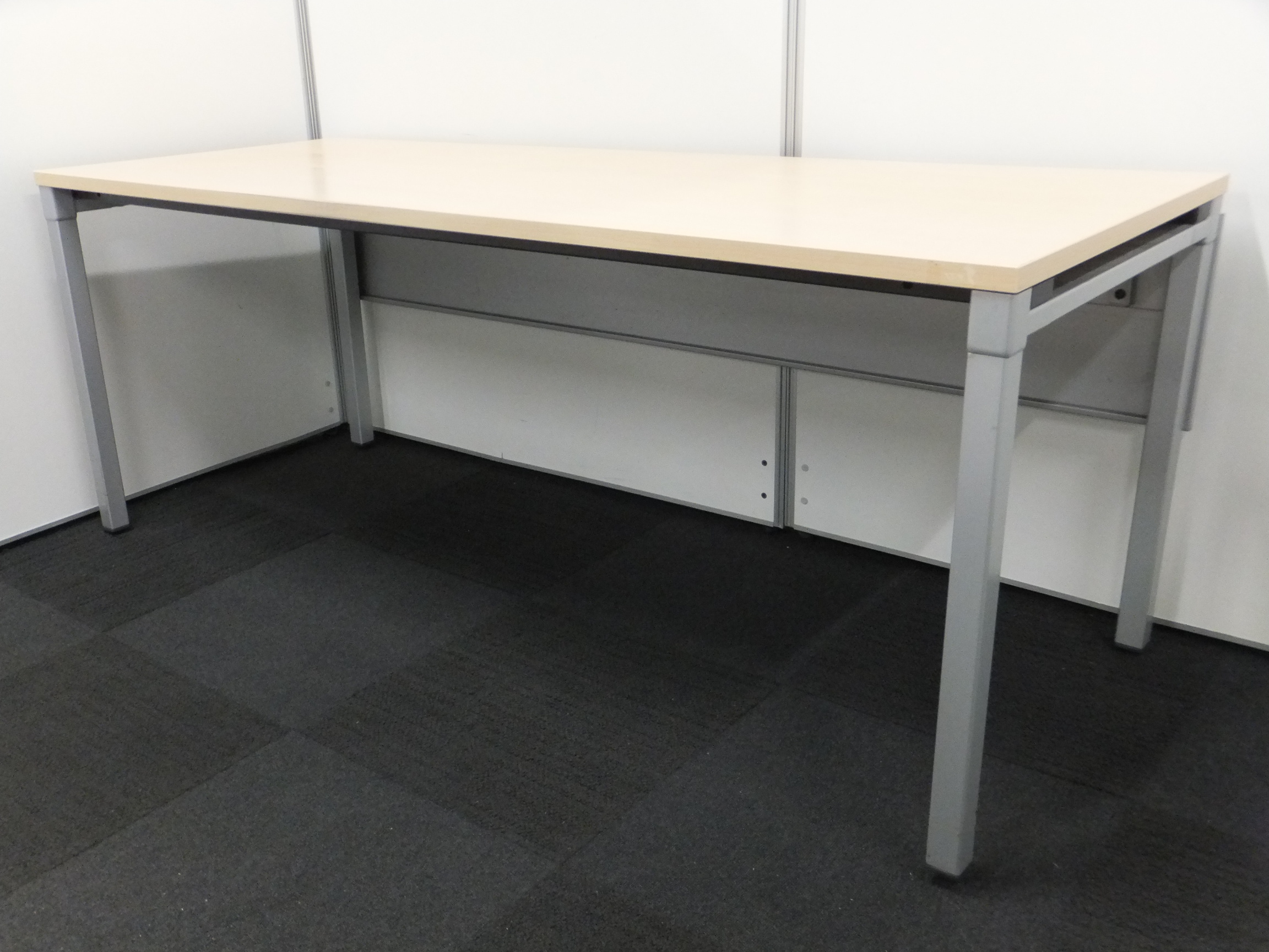 【幅1800mm！作業用にもミーティング用にも！】■様々な用途で使用が可能なマルチテーブルです
                        デルフィ
                                    中古
            