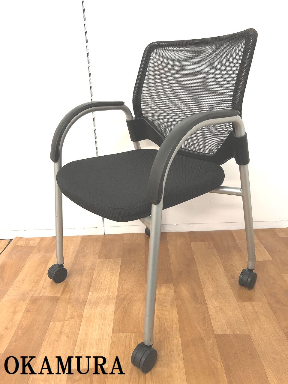 ４脚限定！！【肘付で快適な座り心地のミーティングチェアの人気商品です！！】
                        エアリ
                                    中古
            