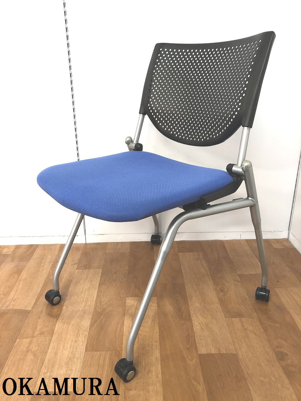 ４脚限定！！【快適な座り心地で好評のブルー×ブラックの人気シリーズネスティングチェアです！！】
                        プロスタック
                                    中古
            