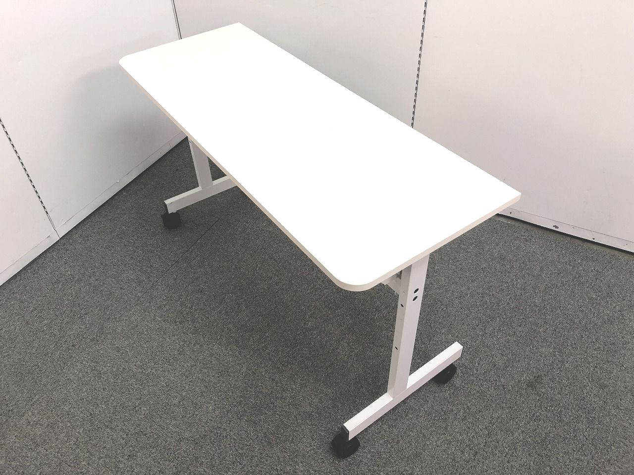 １台限定！！【便利な人気商品！！コンパクトサイズで簡単に運べるキャスター付スタックテーブルです！！】
                        その他シリーズ
                                    中古
            