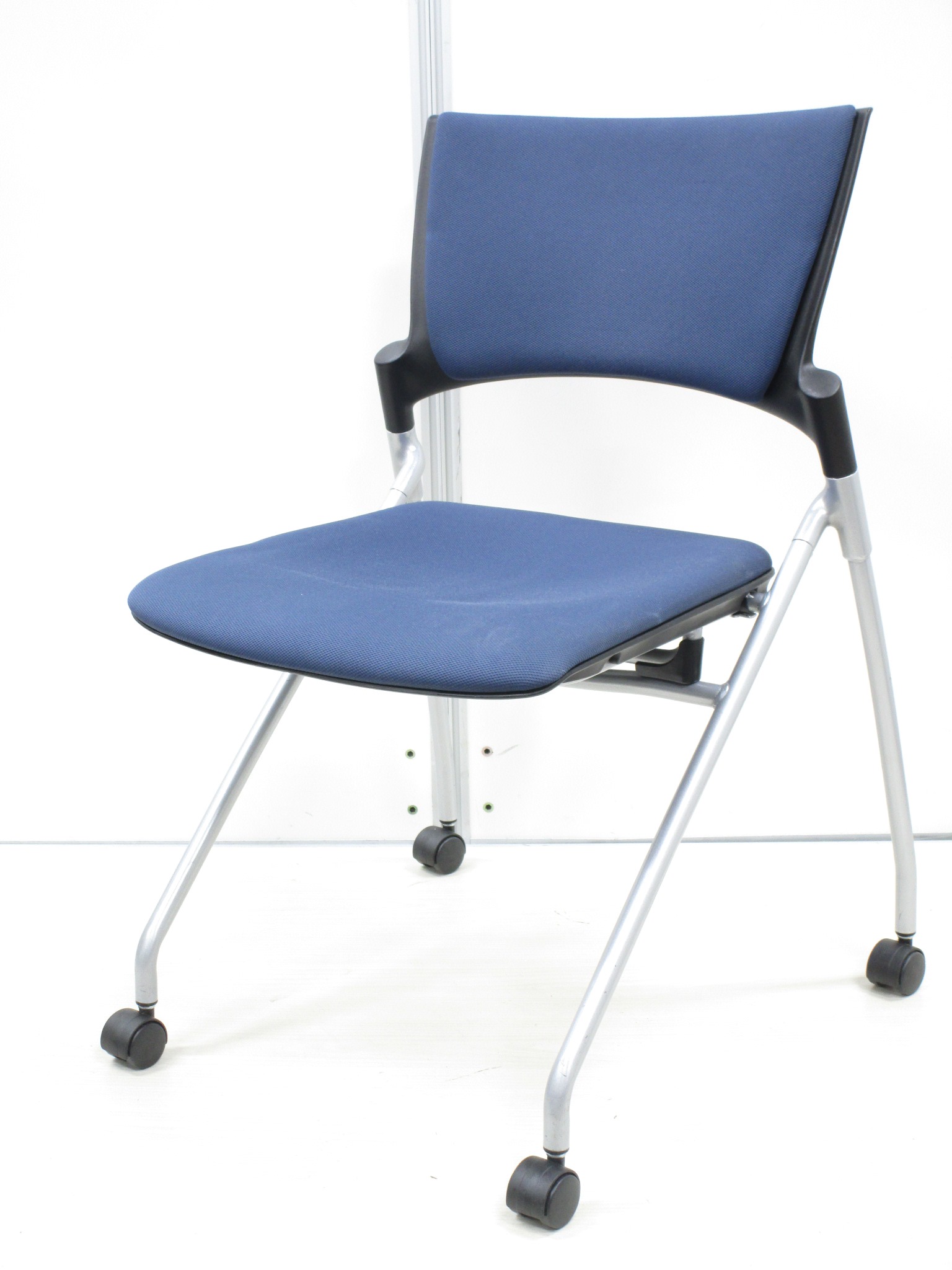 【社内での一体感があがる！】大量でも揃う５６脚入荷！■デザインもよさげ■イトーキ　マノス（manoss）
                        マノス
                                    中古
            