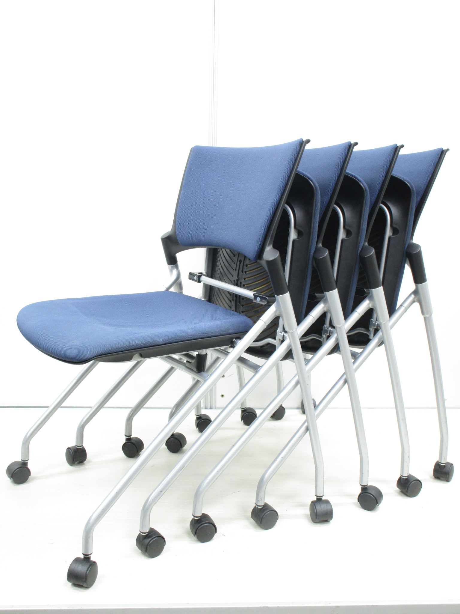 【４脚セットでお買い得】事件は会議室で起きているんだ！■オフィスの課題をすばやく解決■人気ダークブルー
                        マノス
                                    中古
            