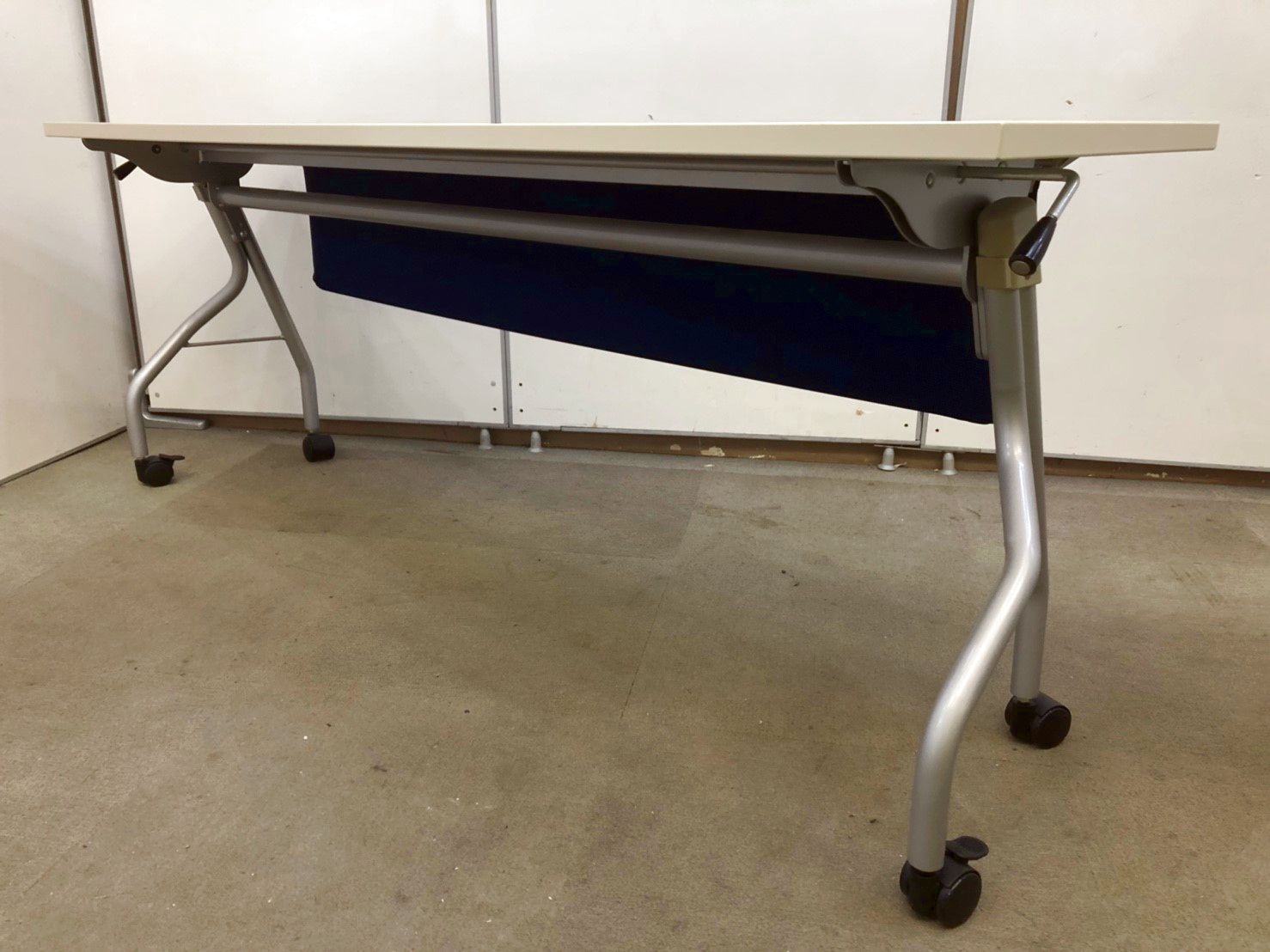 【2・3月の特別価格】【8台入荷】状態良好のスタックテーブル　幕板付き
                        その他シリーズ
                                    中古
            