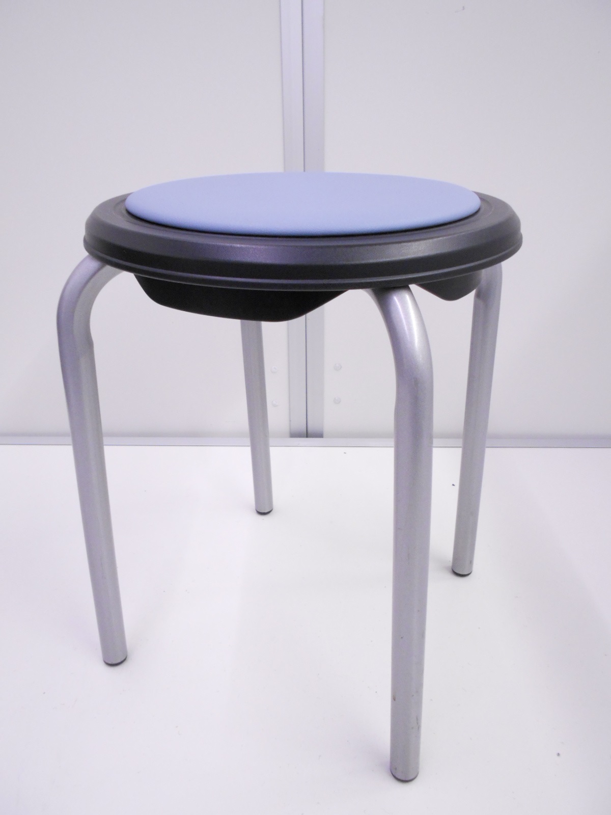 【KS】[状態良好]丸椅子　あると便利なオフィスアイテム　簡単な打ち合わせやデスクサイドにも!
                        スツール
                                    中古
            