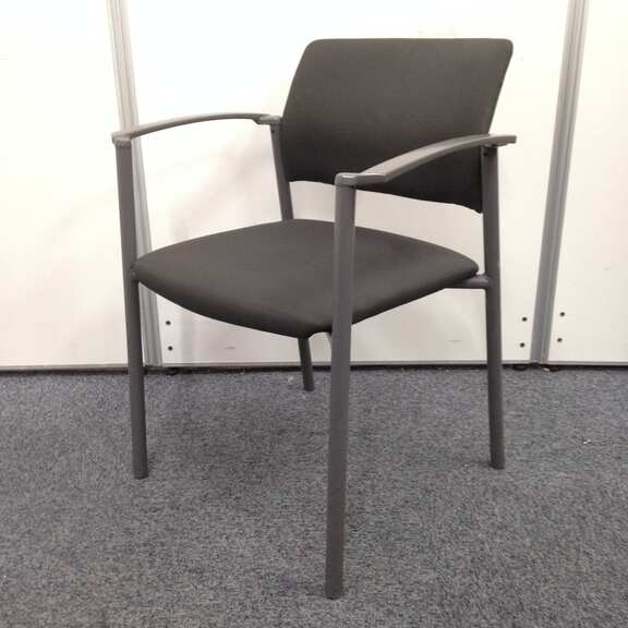 【ロット入荷！】肘掛付きのミーティングチェアの入荷です！重ねて収納可能！！【数が揃います！】
                        130シリーズ
                                    中古
            