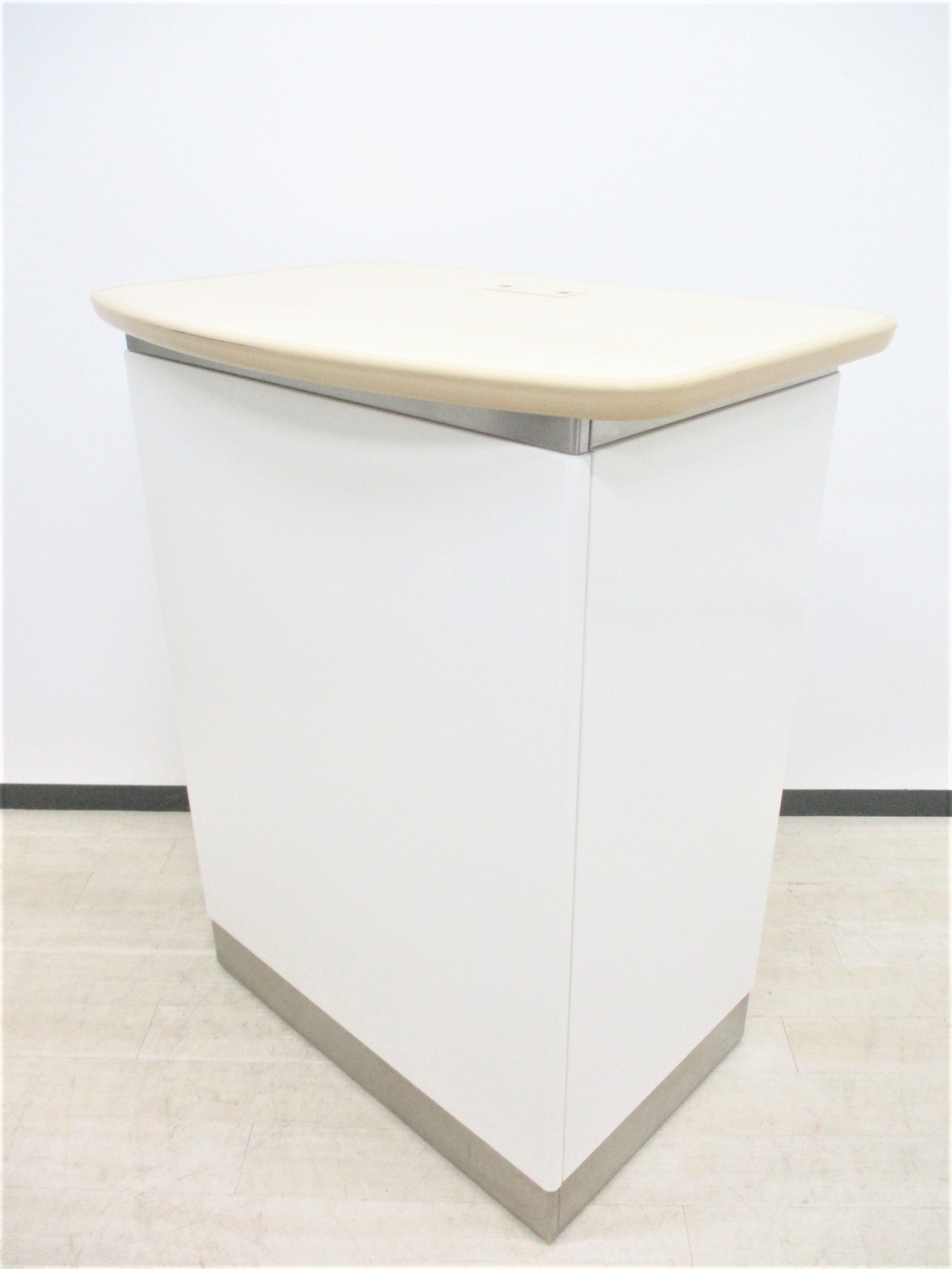 【1台入荷！！】ホワイト×ナチュラルがお洒落インフォメーションカウンター！めったに入荷しない演台をこの機会に是非！
                        SGシリーズ
                                    中古
            