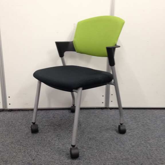 【国内メーカー品！】肘掛付き！大人気シリーズ！会議室などに！【キャスター付き！】
                        プロッティ（キャスター付）
                                    中古
            