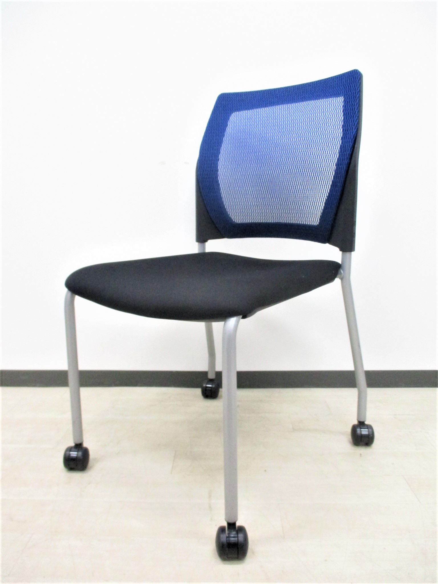 【価格重視の方必見！】アイリスチトセのMCMシリーズ、ブルーチェア4脚入荷！！
                        MC-Mシリーズ
                                    中古
            