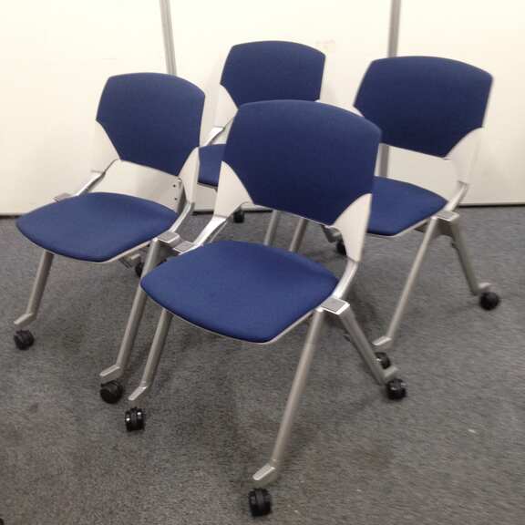 【4脚セット！！】ブルー×ホワイトのスタイリッシュ配色！キャスター付きです！【ロット商品！！】
                        FM-320
                                    中古
            