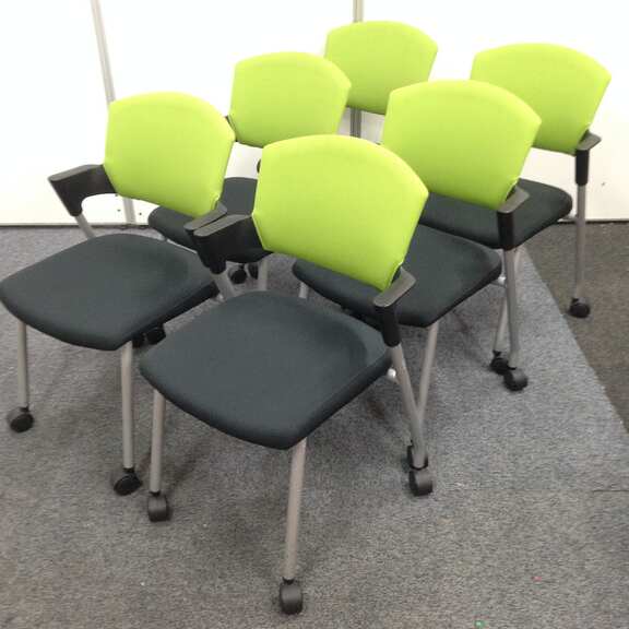 【6脚セット！】肘掛付き！大人気シリーズ！会議室などに！【キャスター付き！】
                        プロッティ（キャスター付）
                                    中古
            