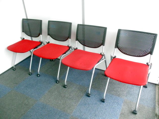 【お得な4脚セットが入荷！】1つのテーブルに4脚で小会議室に！【色も明るく会話も弾む】
                        プロスタック
                                    中古
            