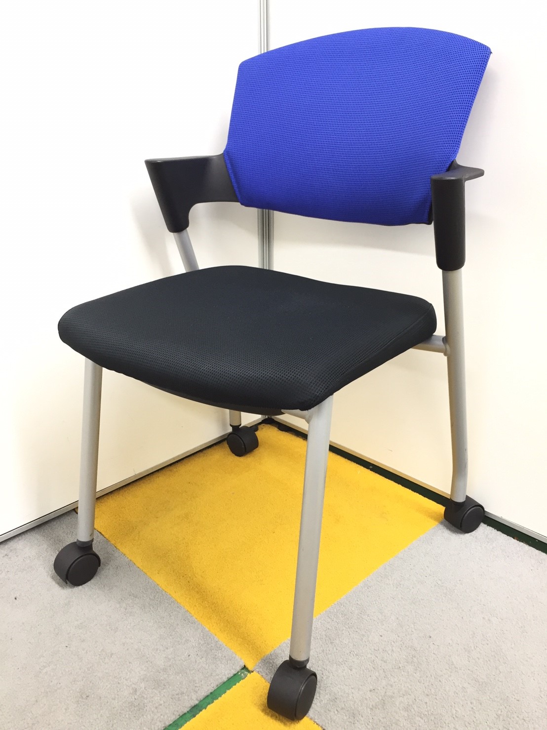 【4脚入荷！】【専門業者によるクリーニング済み】【フィット感のある座り心地】コクヨ　プロッティ
                        プロッティ（キャスター付）
                                    中古
            