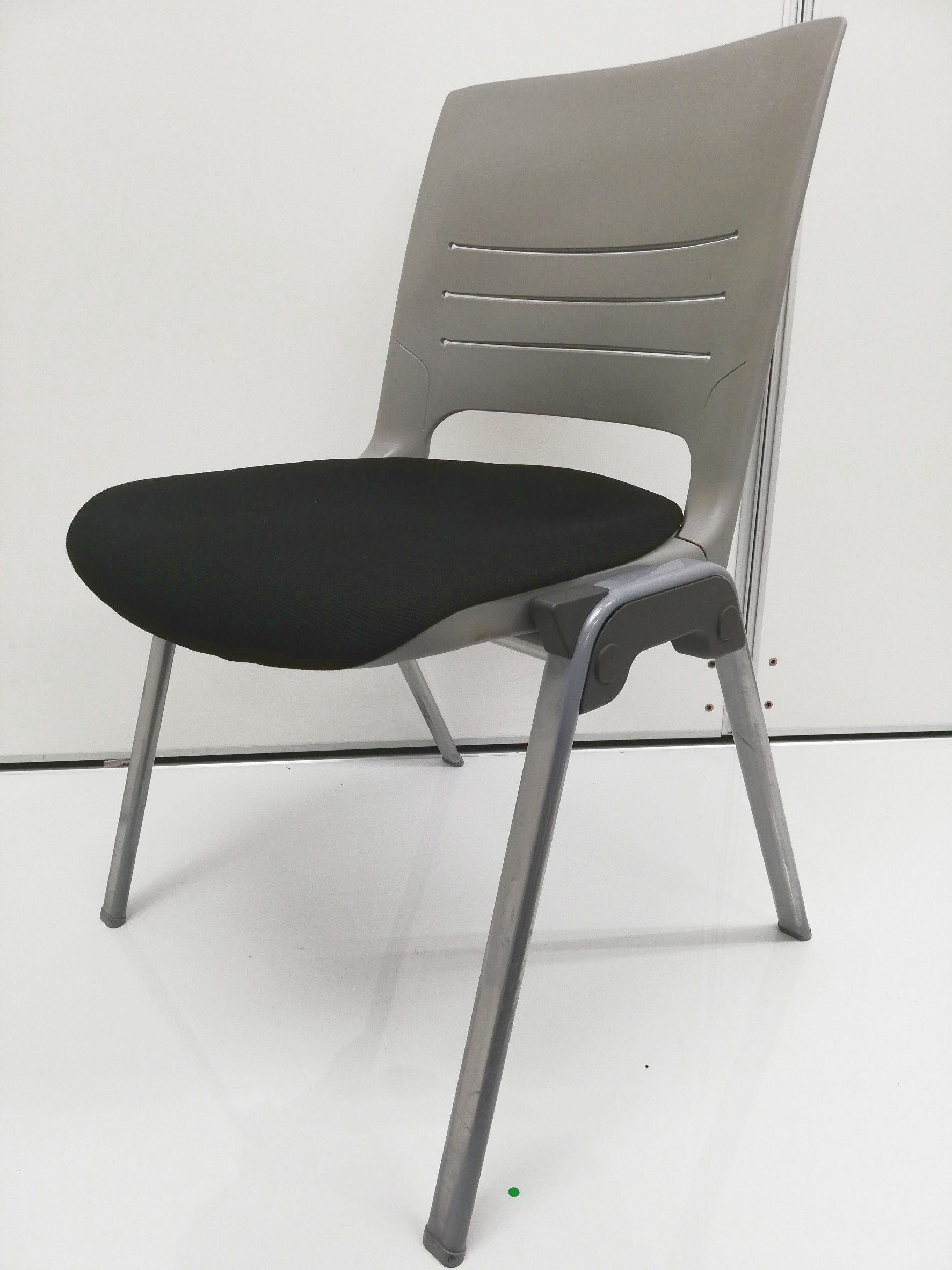 【重ねて収納！】会議などにおすすめ！長時間お座り頂いても疲れにくい！コンパクトに収納できるスタッキングチェア！【日本橋】【値下品】
                        エレナ 
                                    中古
            