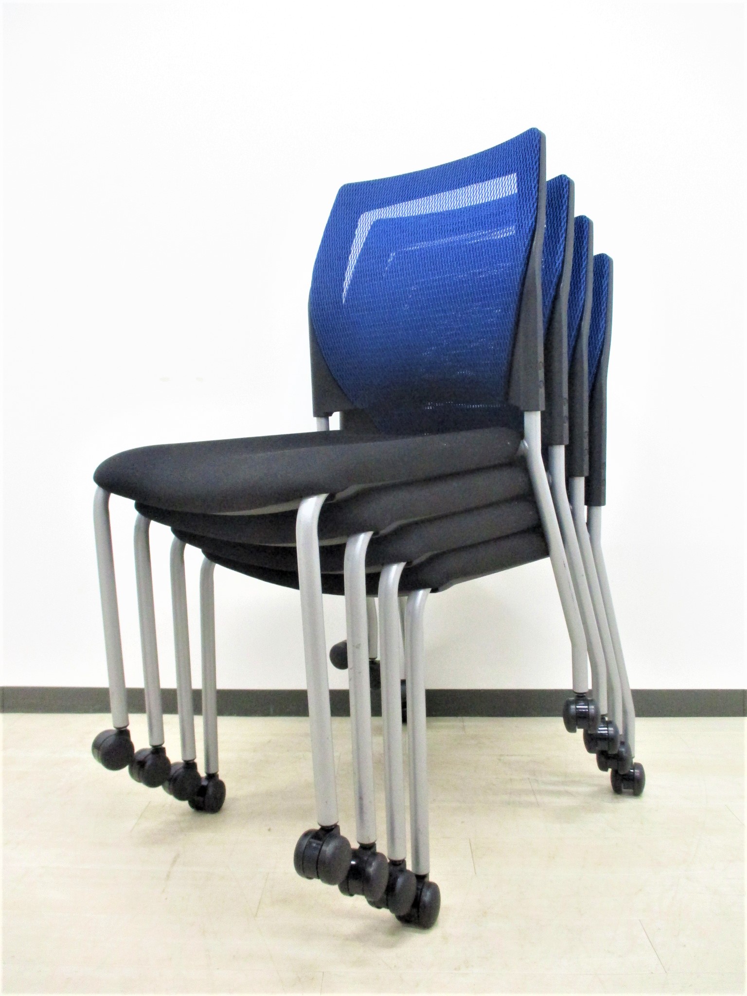 4脚セット【価格重視の方必見！】軽くて重ねられるので場所をとらないです！
                        MC-Mシリーズ
                                    中古
            