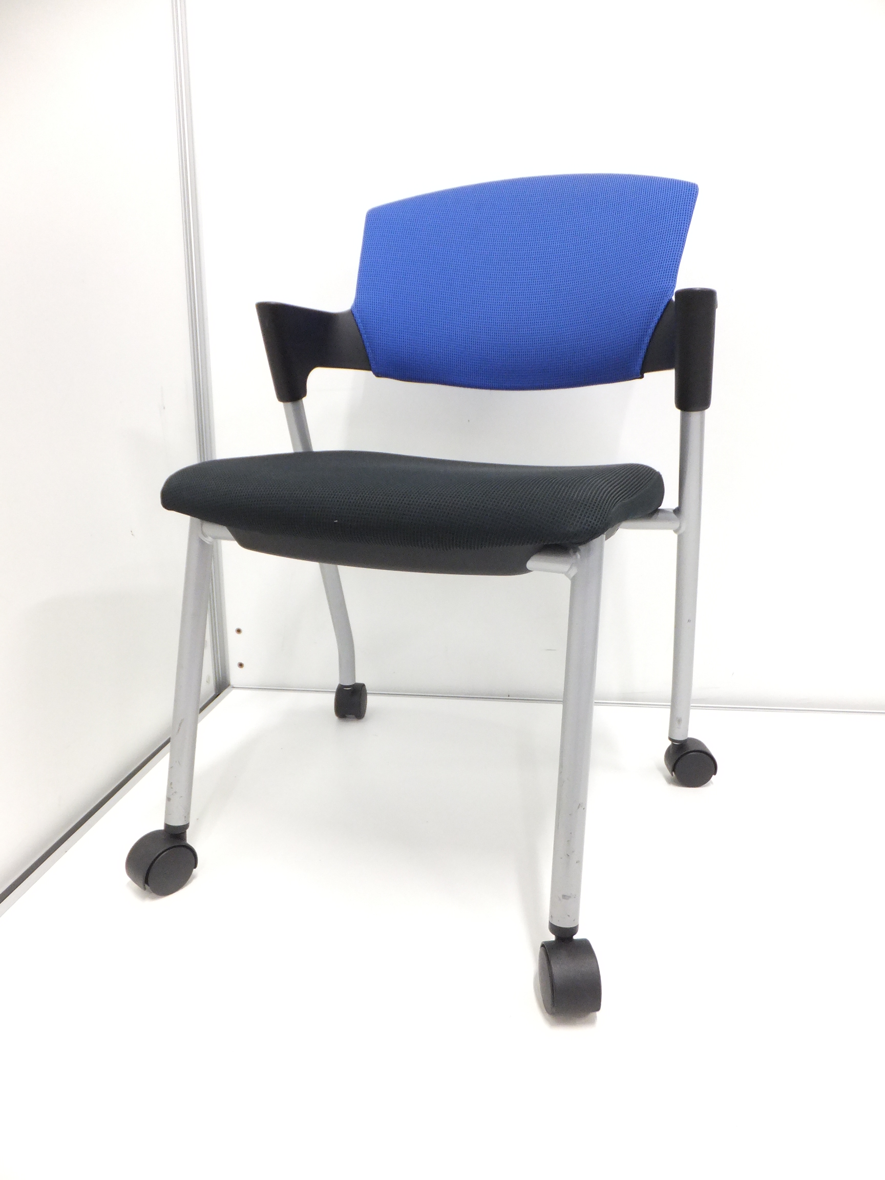 【縦に積み重ねてスペース確保！】研修や、会議スペースにオススメ！
                        プロッティ（キャスター付）
                                    中古
            