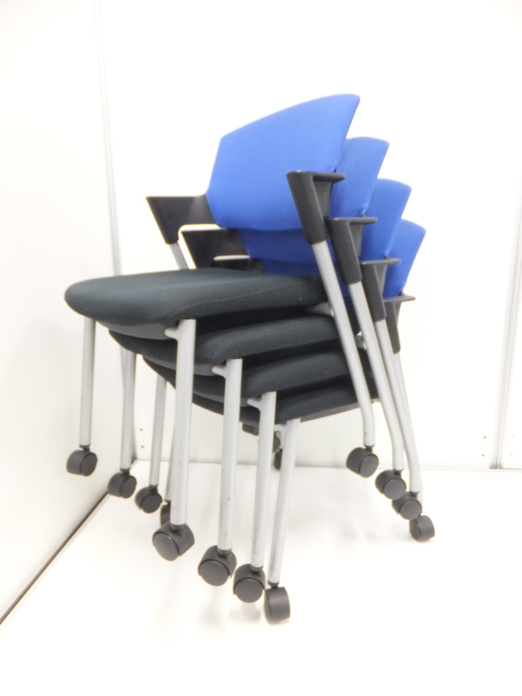 【4脚セットの為、10%OFF】積みかさね可、キャスター付の為、移動もスムーズ、スペース有効活用できます！
                        プロッティ（キャスター付）
                                    中古
            