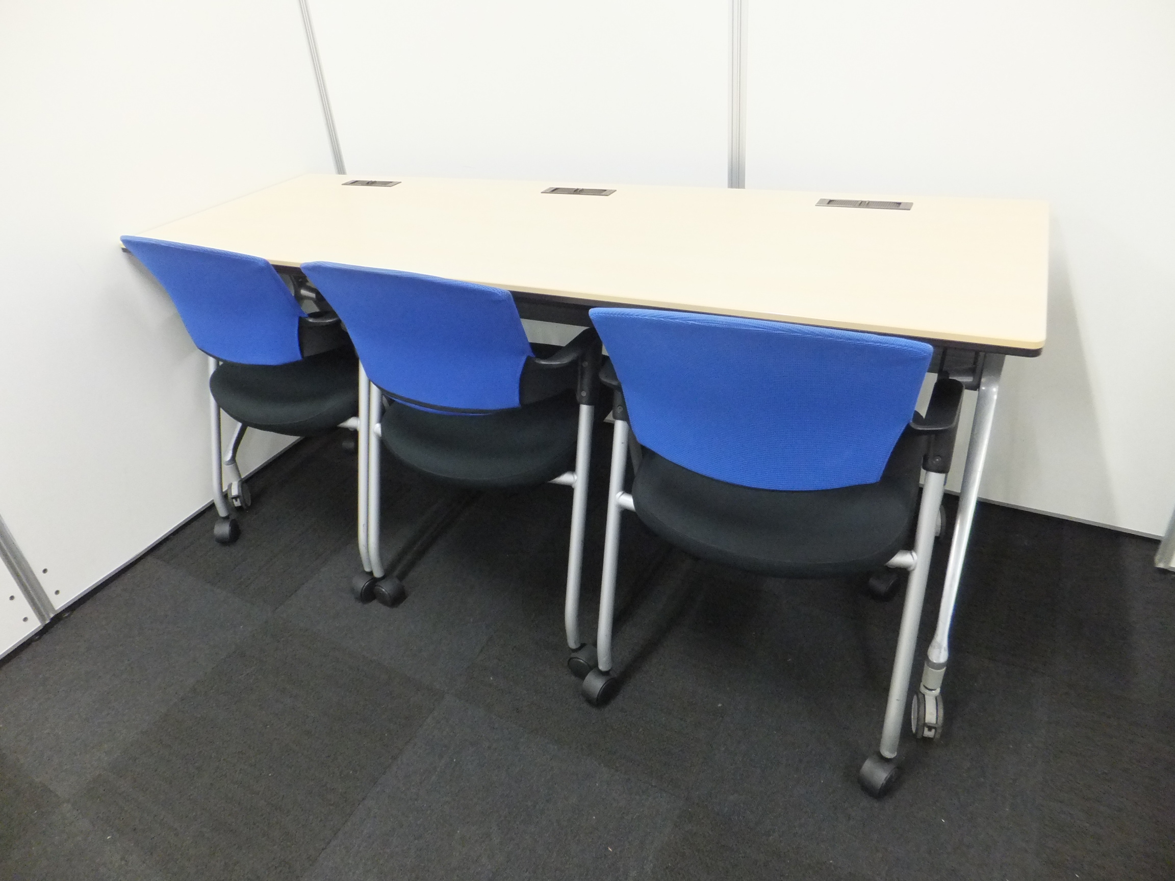 【3名様でのご使用に最適！】サイドスタックテーブルとコクヨ製プロッティチェア×3脚セットです！　キャスター付の為、移動がラクラクです！
                        インターアクト MT
                                    中古
            