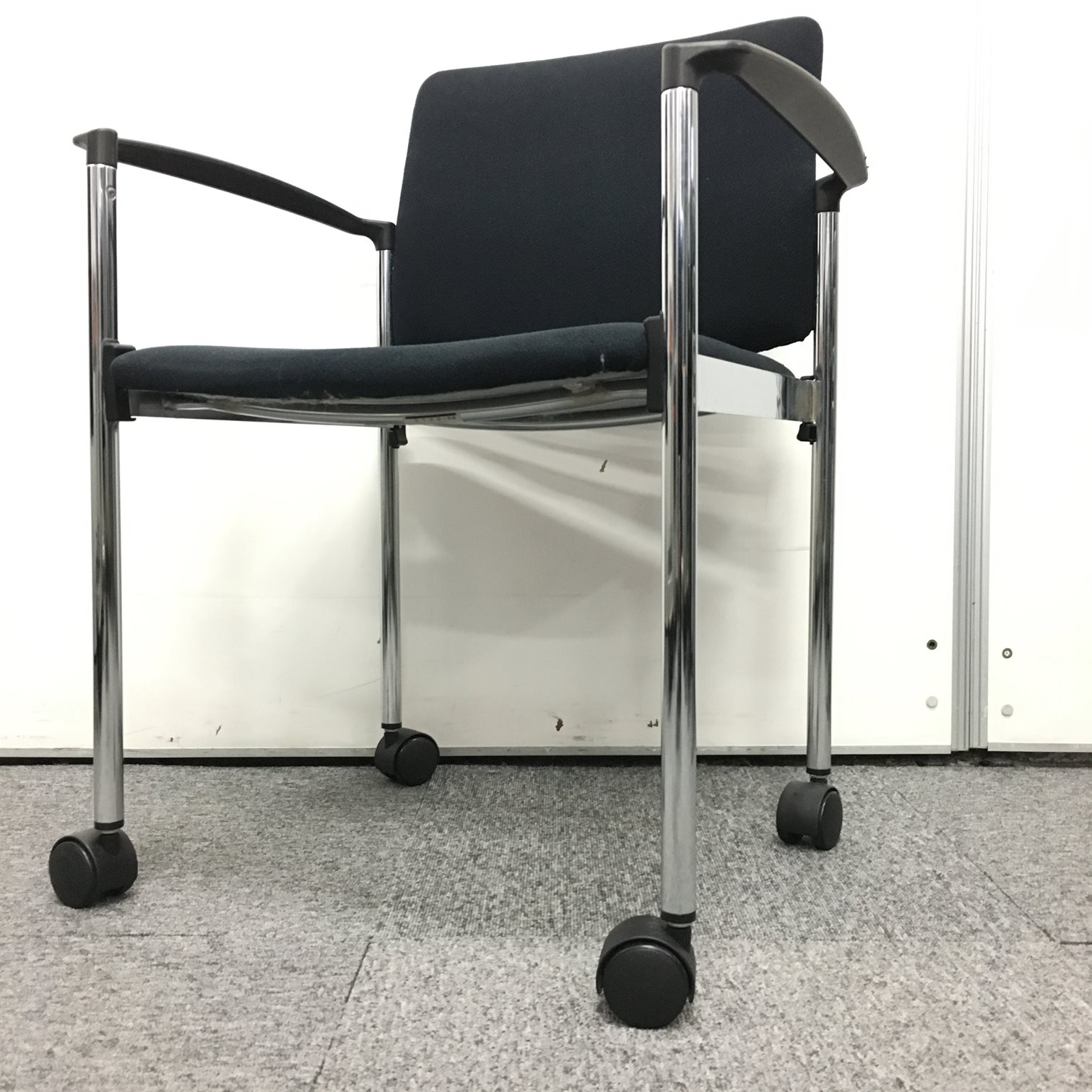 【会議に大活躍！】プラス製！状態良好スタッキングチェアが4脚の入荷！【どのようなオフィスにも合うブラック色！】
                        M-380
                                    中古
            