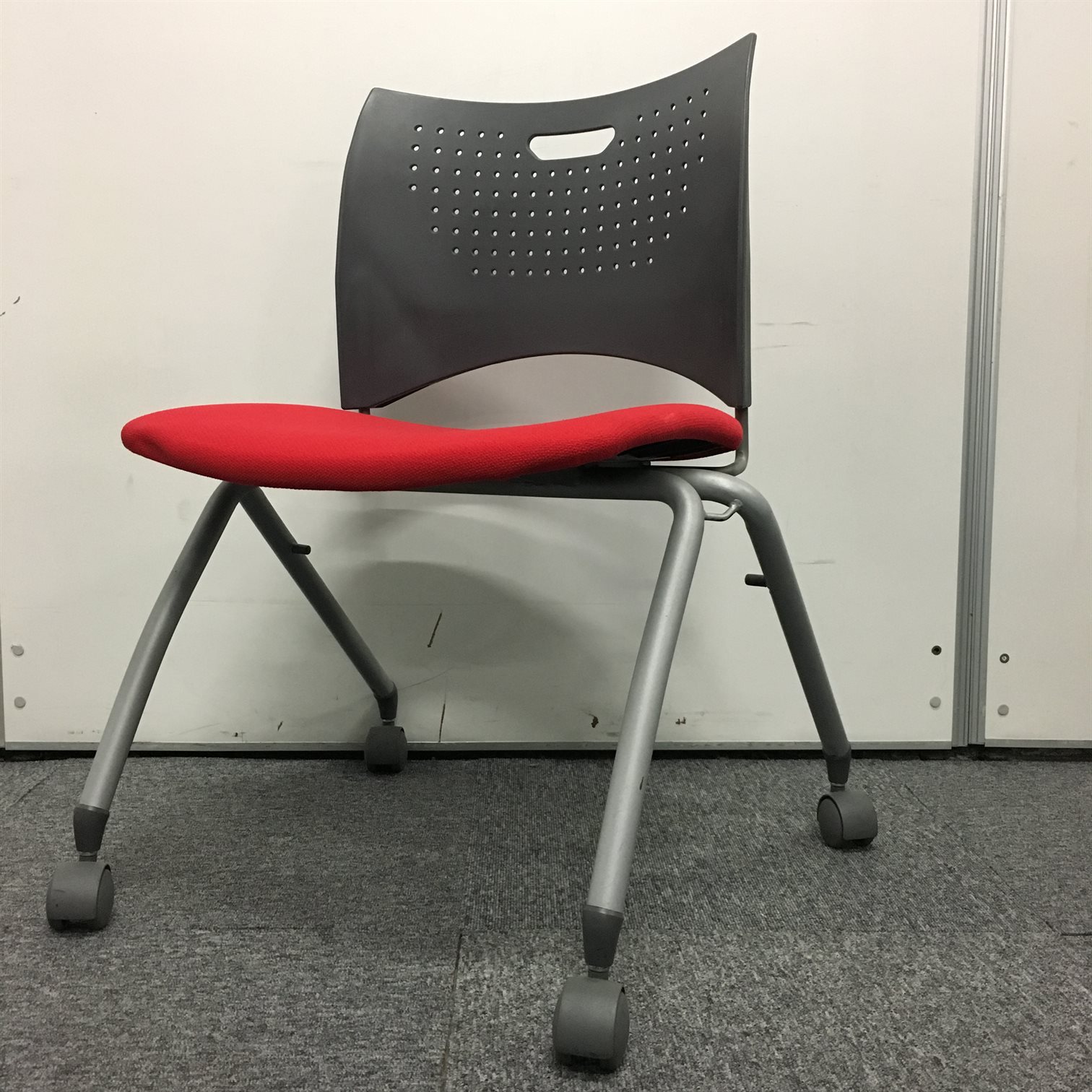 【鮮やかなレッド色！】ライオン製スタッキングチェア！肘無タイプですので小スペースで大活躍間違いなし！
                        その他シリーズ
                                    中古
            