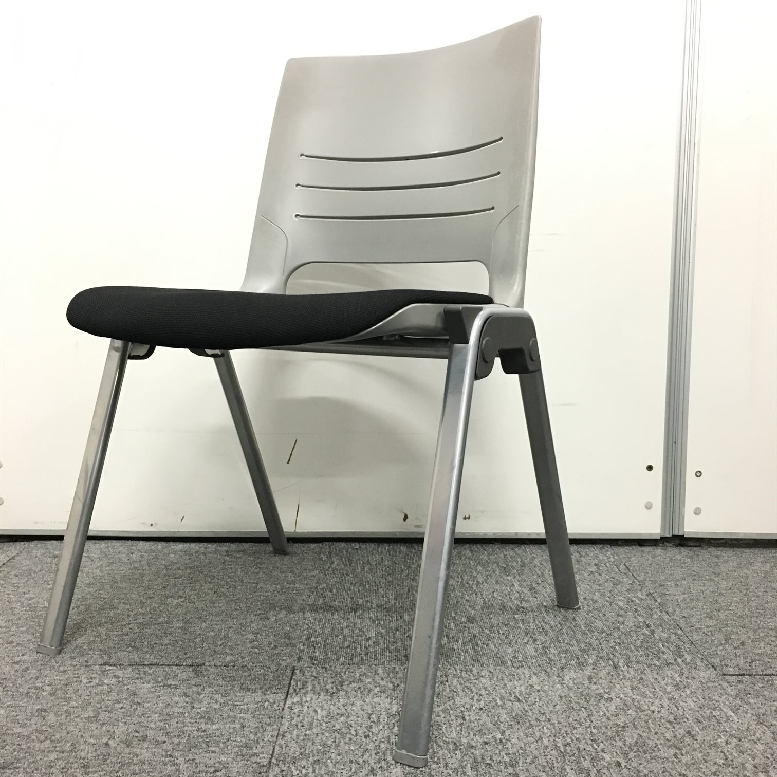 【オカムラ製の人気のエレナシリーズ！】使い勝手抜群！お手軽便利なスタッキングチェア！休憩室や会議室にいかがでしょうか
                        エレナ
                                    中古
            