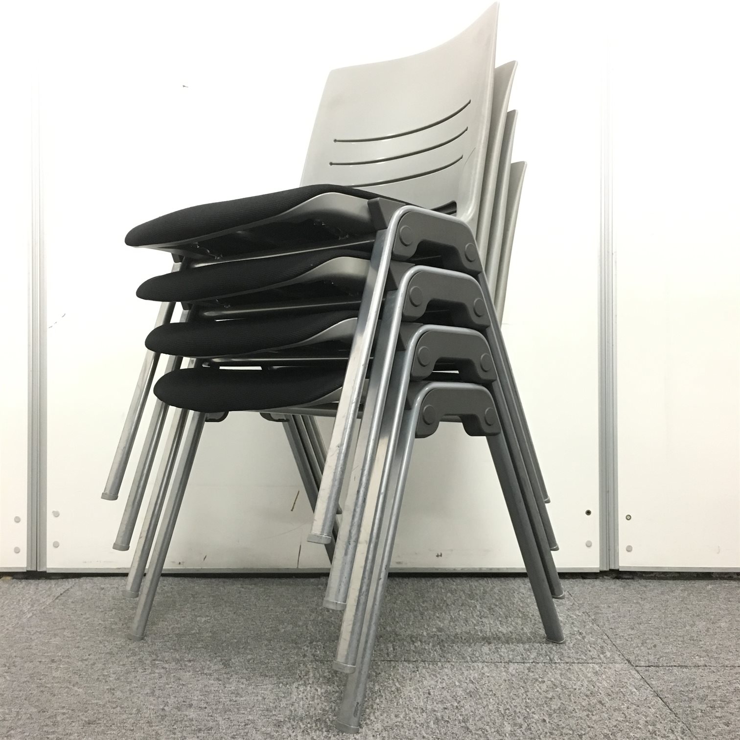 【4脚セットでお買い得！】スタッキングチェア界の不動の人気シリーズ！エレナ！【オカムラ製！】
                        エレナ
                                    中古
            