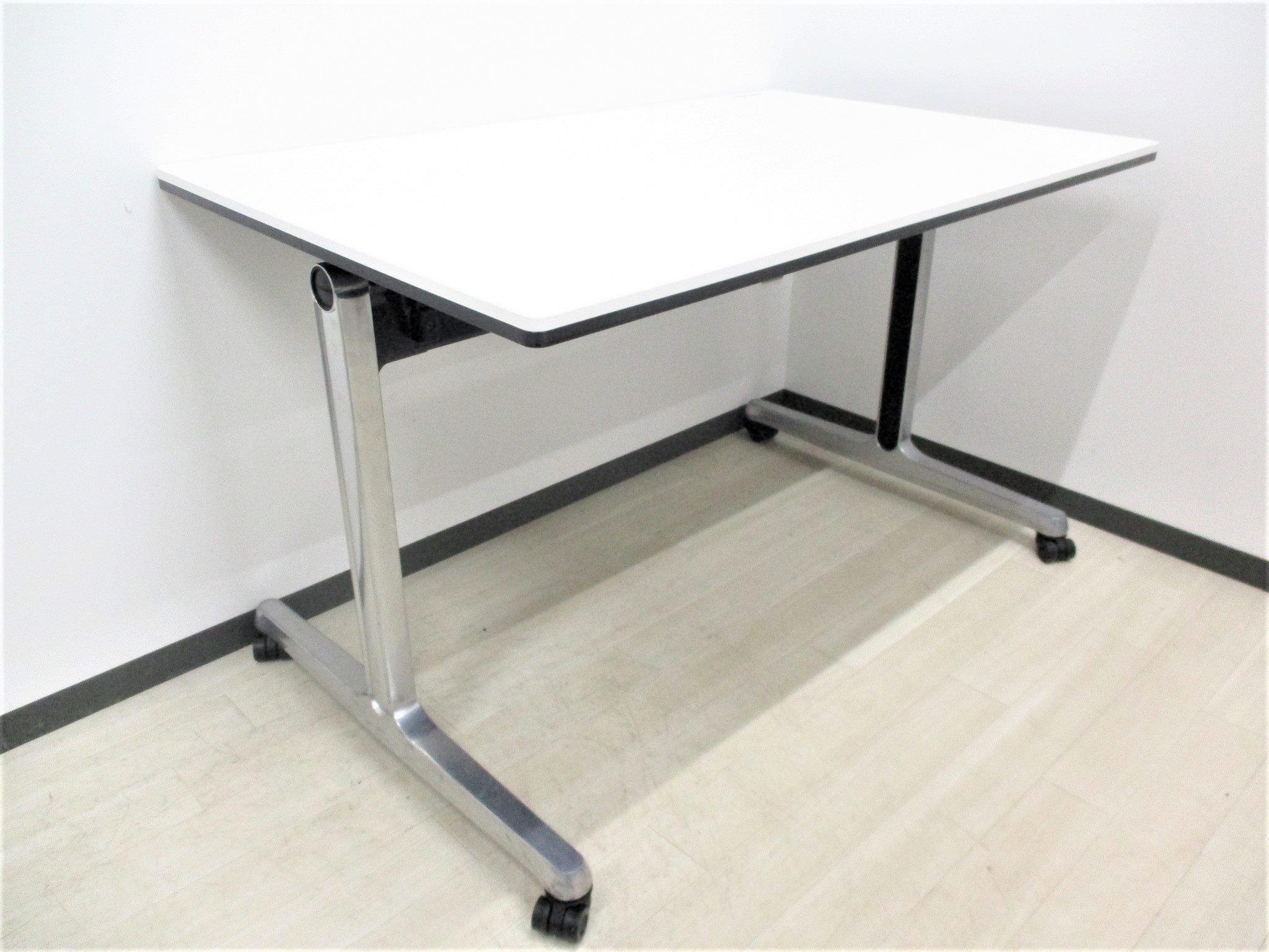 【2台限定】定価12万のテーブルが特価！使わないときは折り畳める優れもの！
                        インターアクトPRO
                                    中古
            