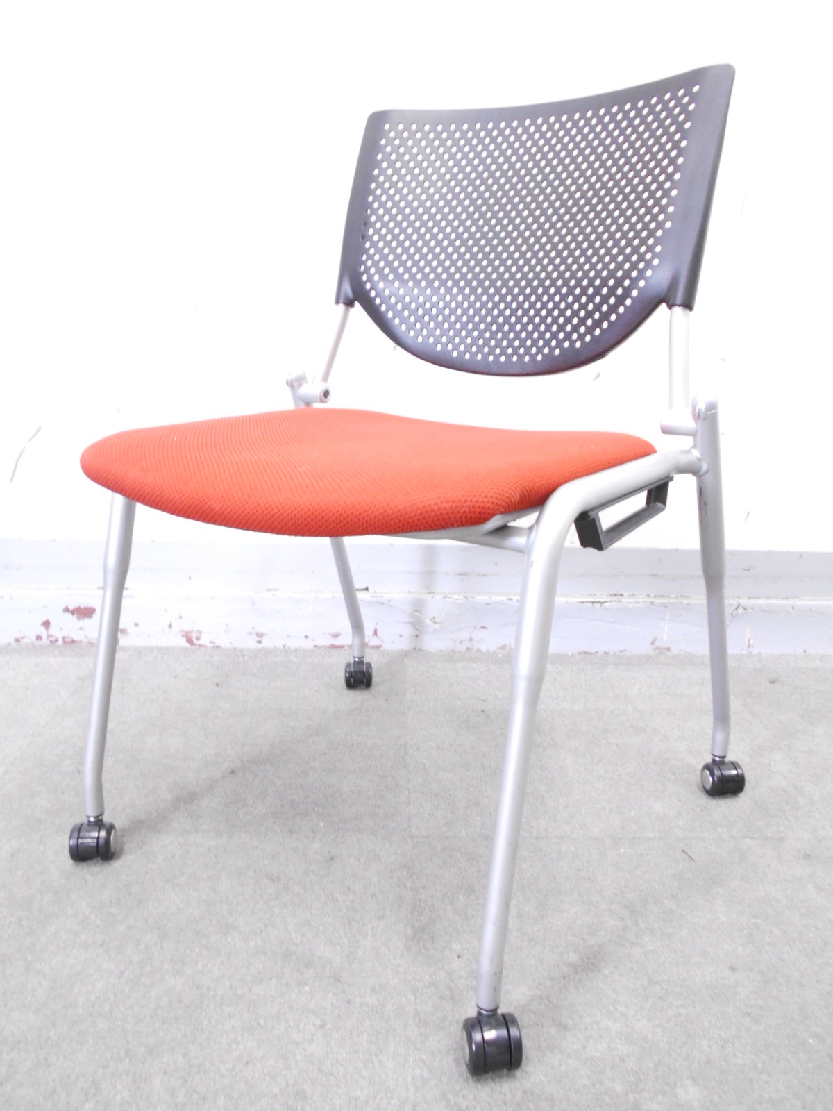 【KS】[会議用椅子][定番]ミーティングチェア　キャスター付き　4脚まで重ねて収納可能な便利なオフィス家具!
                        プロスタック
                                    中古
            