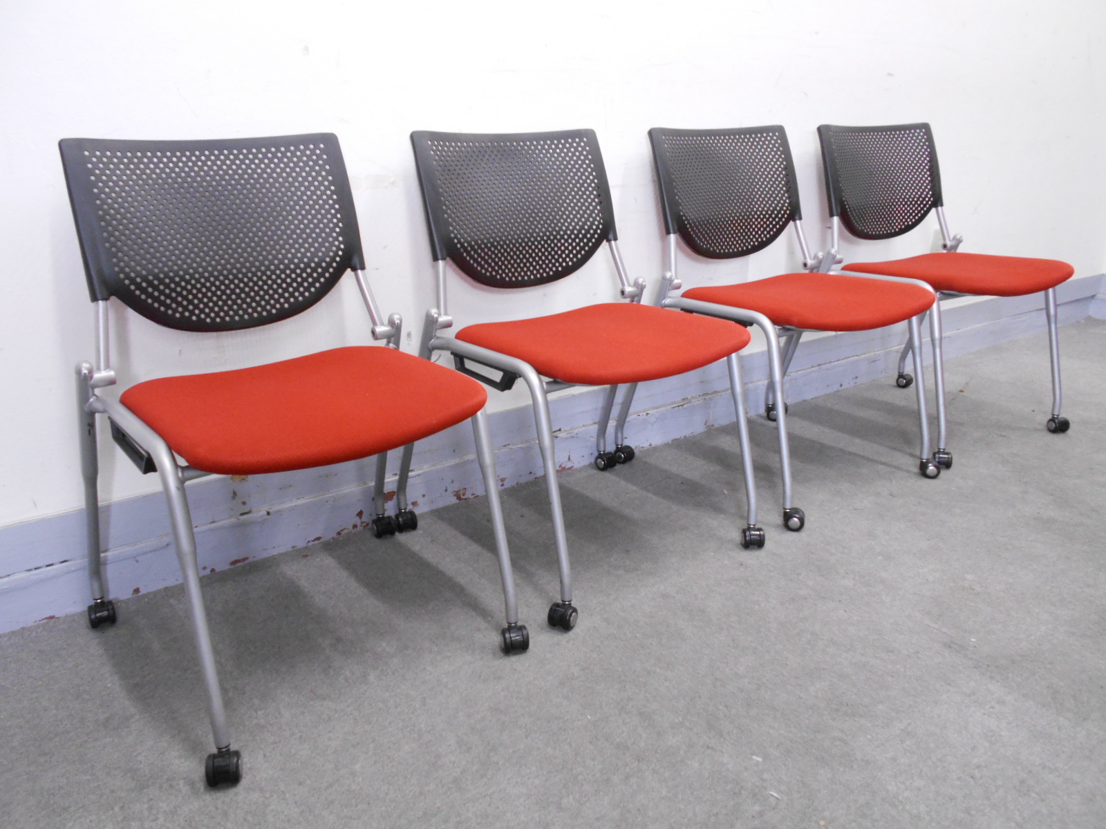 【KS】[4脚セット][会議用椅子][定番]ミーティングチェア　キャスター付き　4脚まで重ねて収納可能な便利なオフィス家具!
                        プロスタック
                                    中古
            