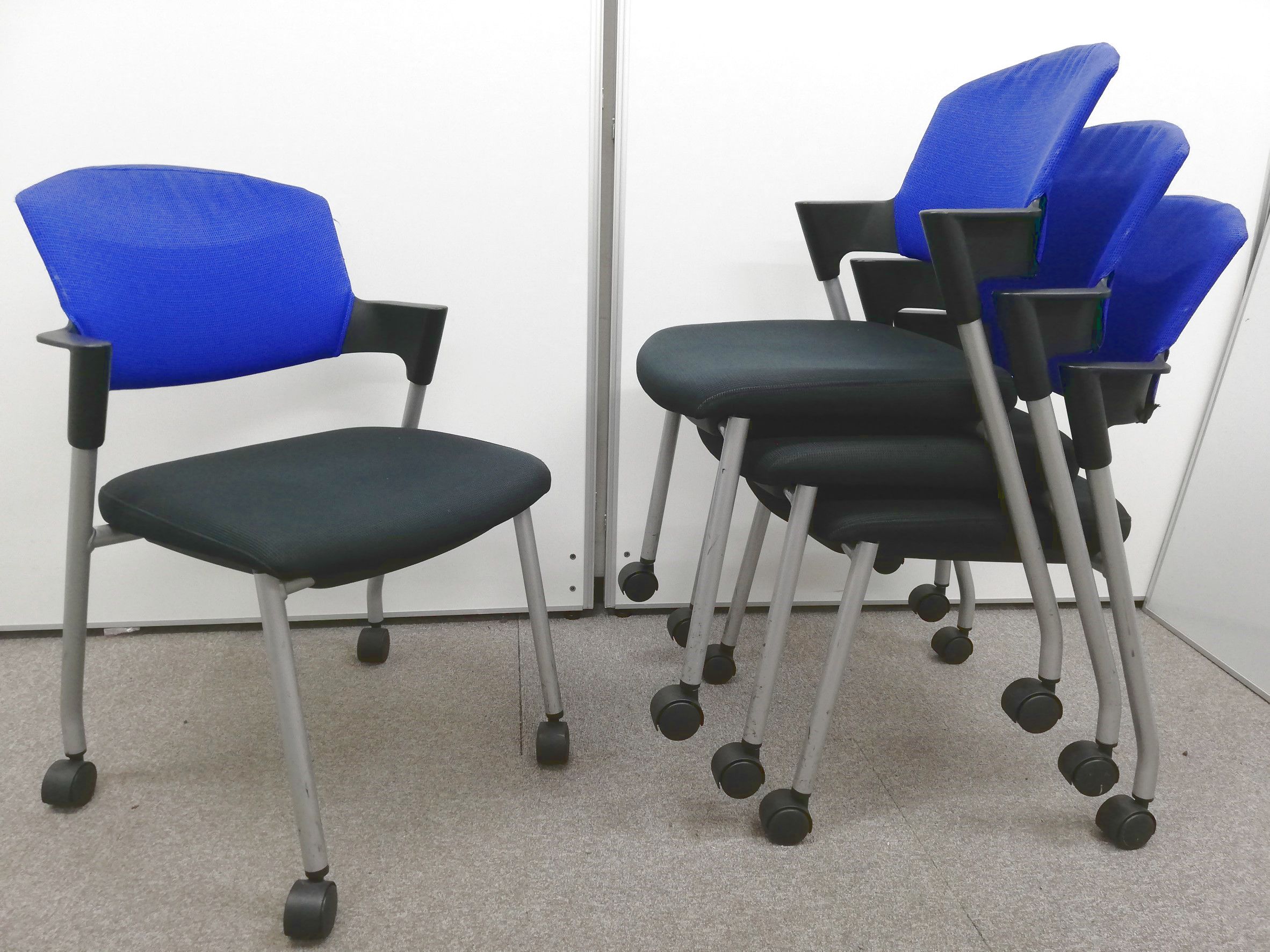 【4脚セット販売です！】【キャスター付き】重ねて収納出来ます！キャスター付きで移動が楽々！定番の人気色ブルーとなります！
                        プロッティ（キャスター付）
                                    中古
            