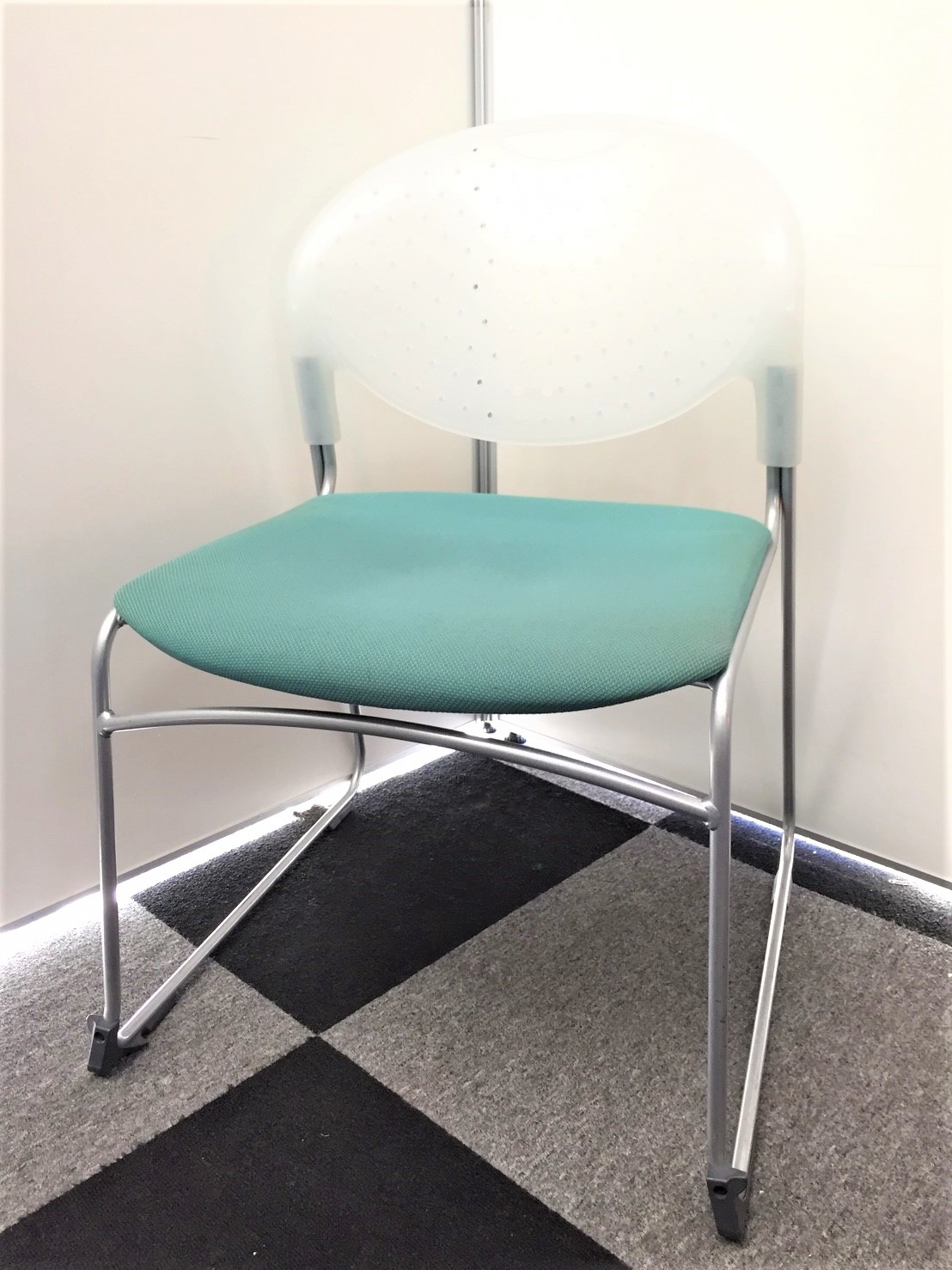 【軽量なので重ねて運んでも楽々！スタッキングチェア。】長時間使用でも疲労感の少ない柔らかな座り心地です！【おつとめ】
                        クリケット 
                                    中古
            