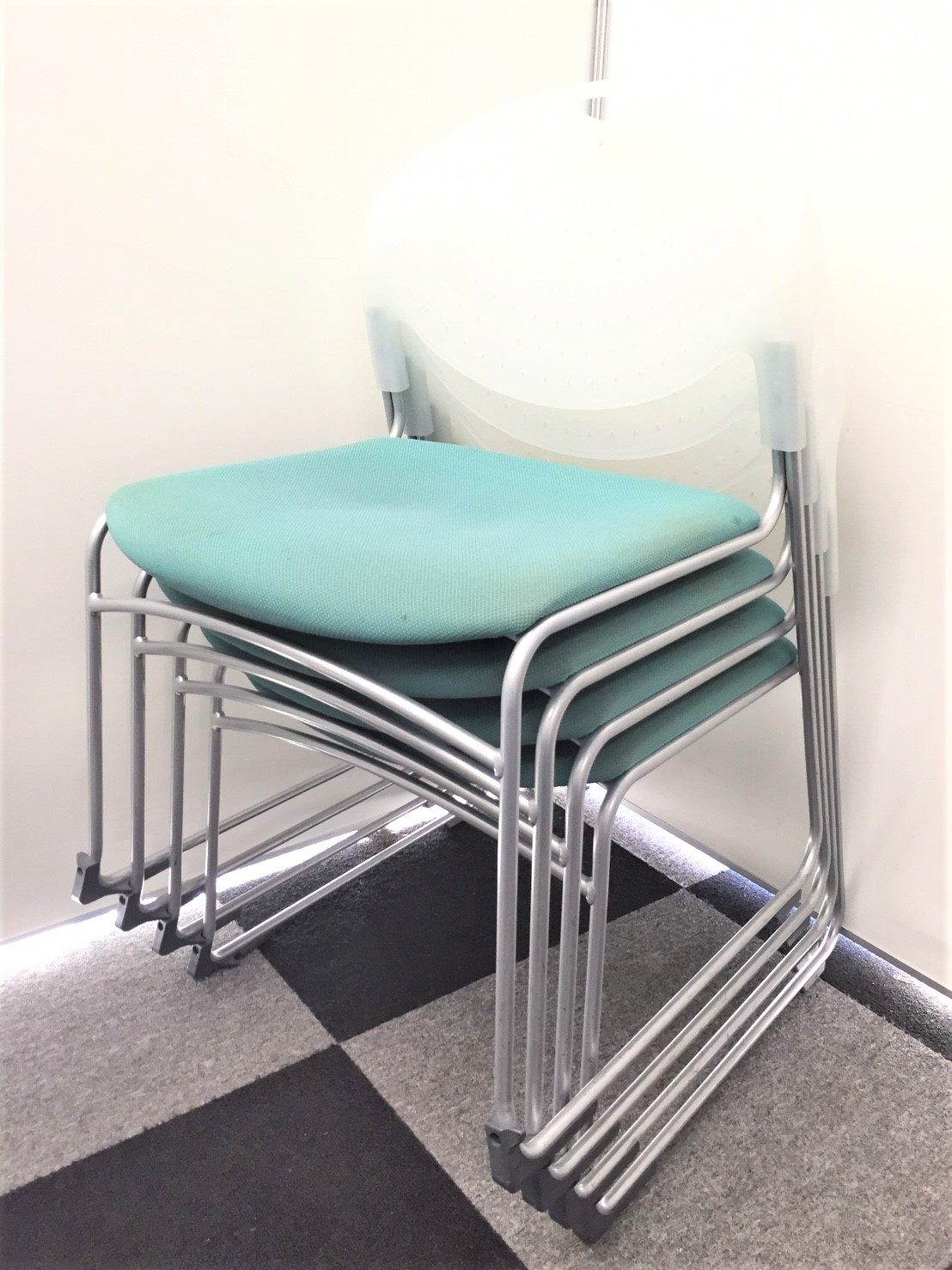 【重ねて収納できるスタッキングチェアが4脚セット購入で10％引き！】高品質の国内4大メーカー製です！【おつとめ】
                        クリケット
                                    中古
            