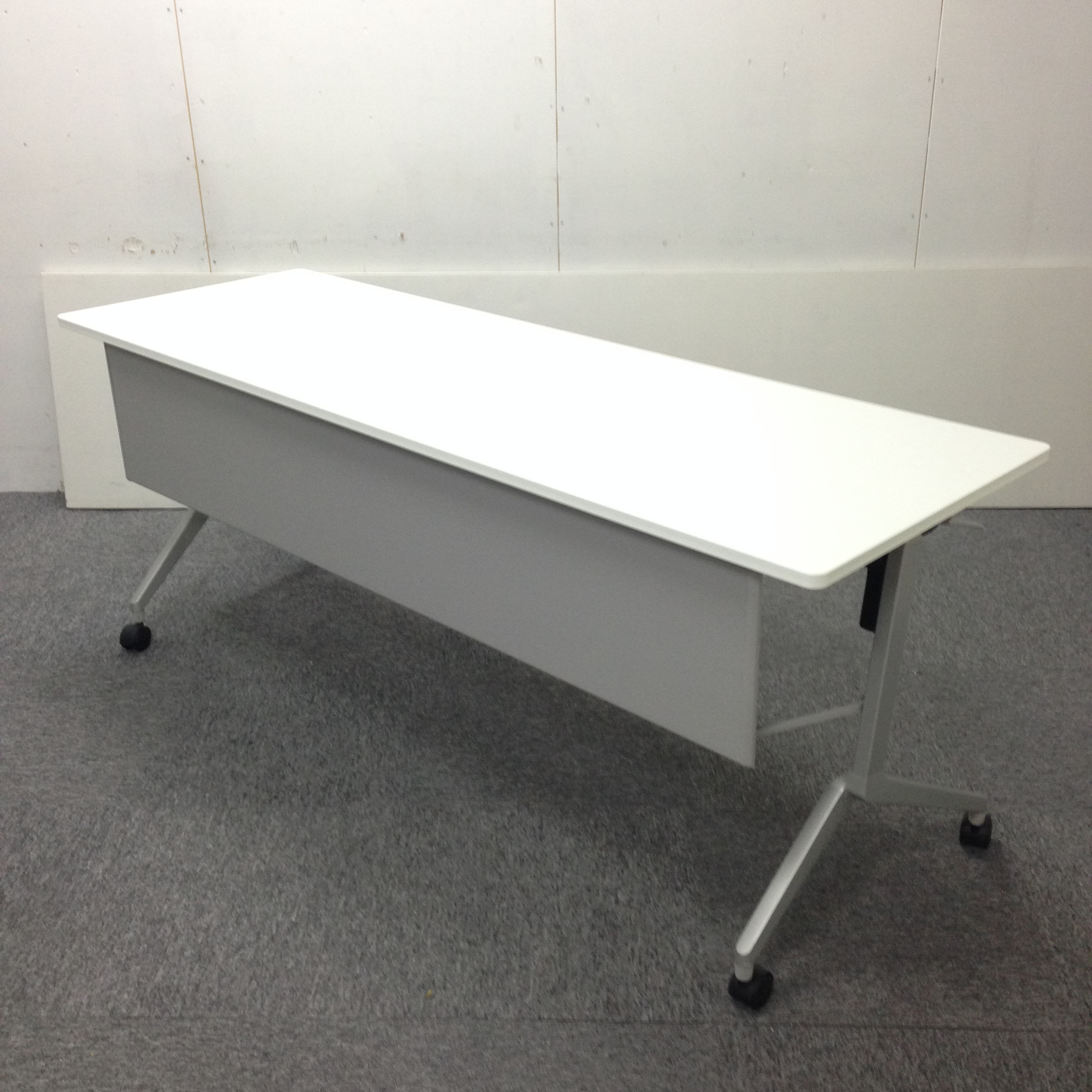 【4台入荷！】｜サイドスタックテーブル｜横幅1800mm×奥行600mmの幅広タイプ｜会議室や研修室用におすすめ！
                        リーフライン
                                    中古
            