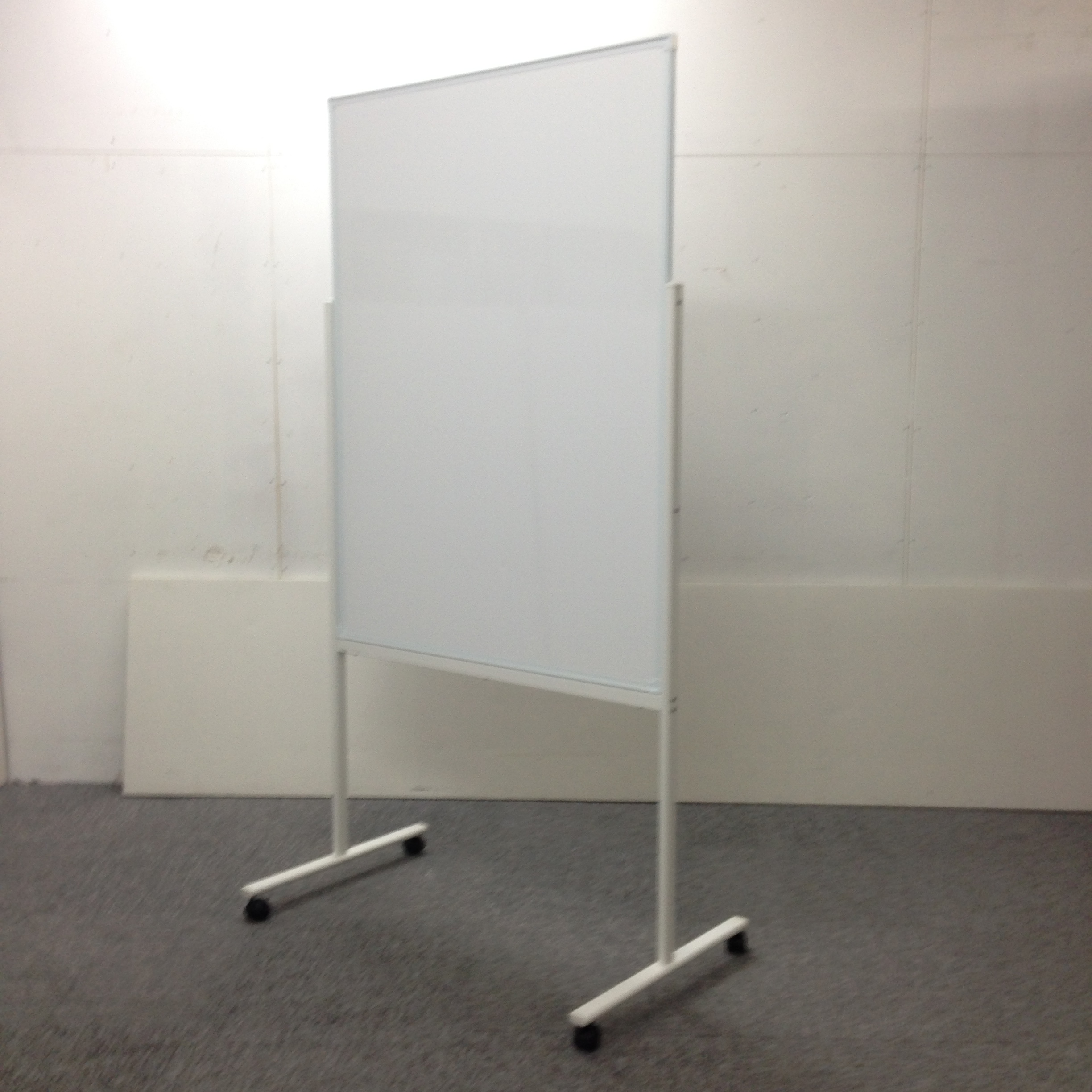 【3台入荷】｜ホワイトボード｜自立式｜片面｜スタイリッシュな縦型｜キャスター付きで移動もらくらく！
                        その他
                                    中古
            