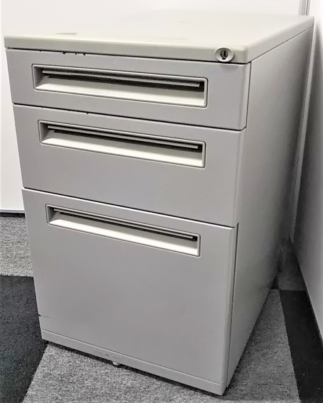 【滞留品のため特価品】【日焼けあり】【取っ手が大きくて使い易い！】内田洋行製３段ワゴン　デスクワークの必需品!!
                        Feed
                                    中古
            