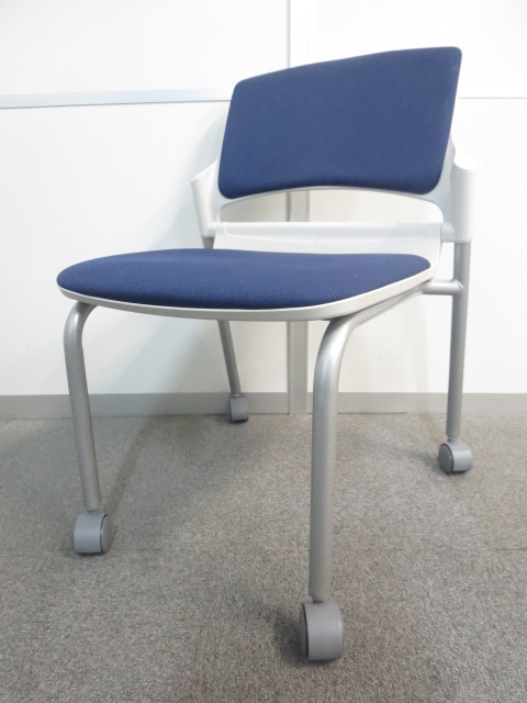 【適度なクッションが心地よい！】■ウチダ　スタッキングチェア　ブルー　キャスター付
                        MF-180シリーズ 
                                    中古
            