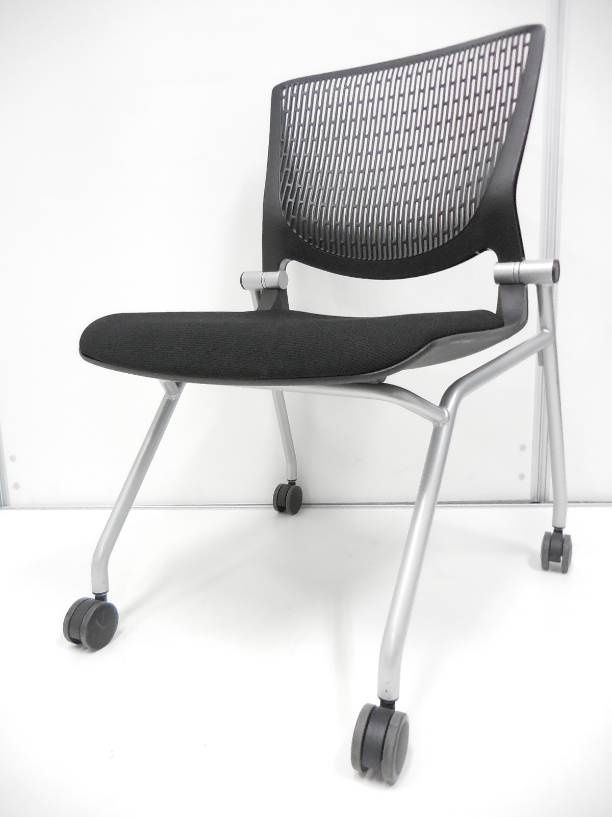 【4脚入荷！】■メッシュタイプのネスティングチェア！■オカムラ製■グラータ■ブラック
                        グラータ 
                                    中古
            