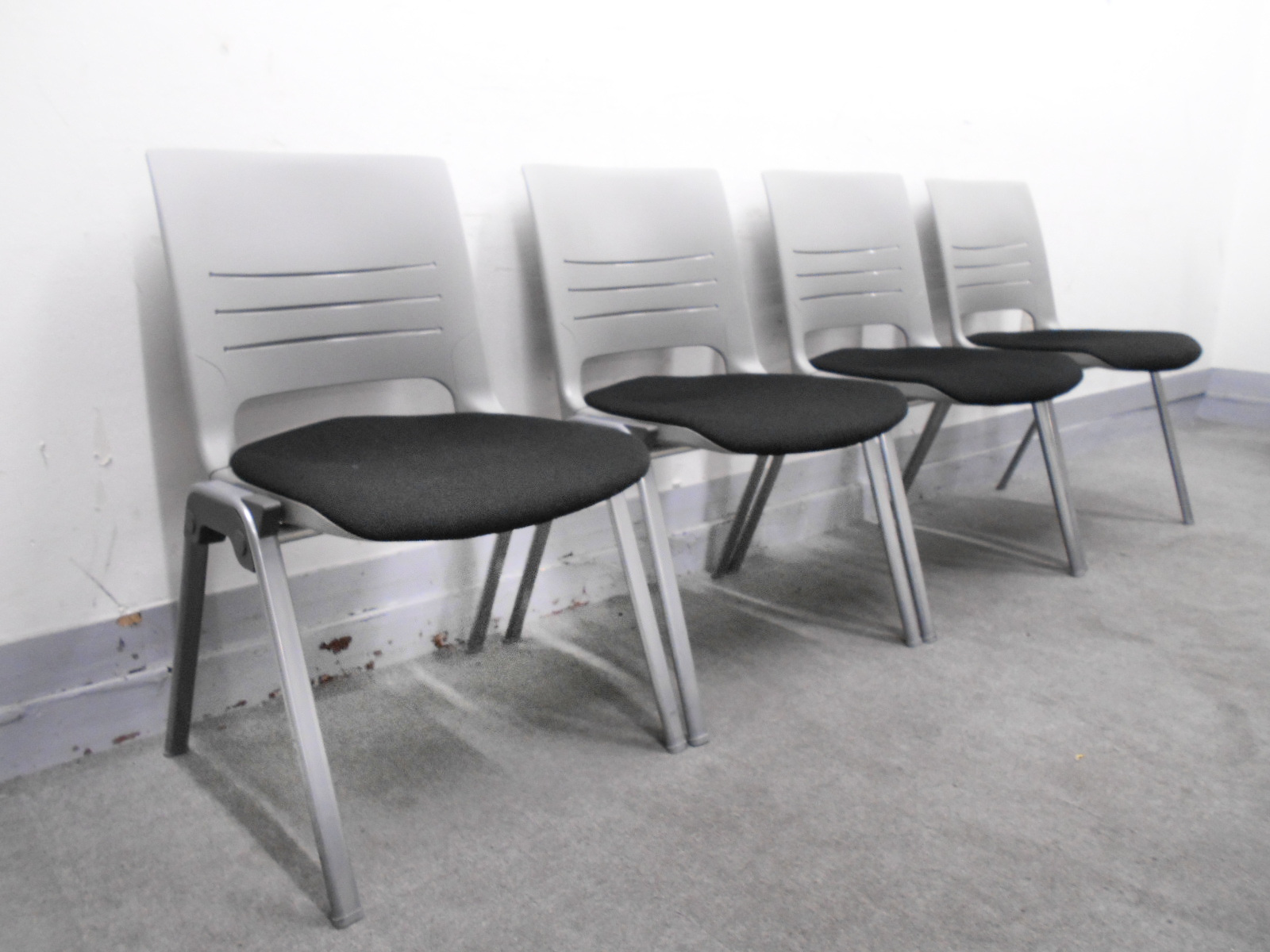 【KS】[4脚セット]ミーティングチェア　会議用チェア　上に重ねられるスタッキング収納可能!
                        エレナ
                                    中古
            