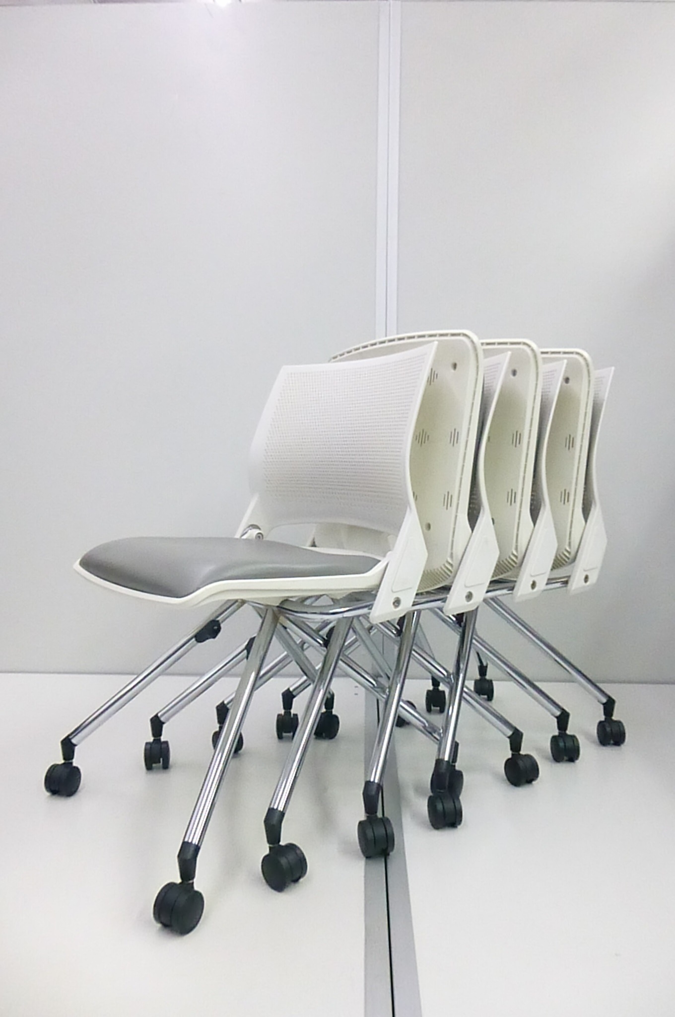 【KS】[4脚セット]ネスティング収納可能!　キャスター付き　会議用椅子　ミーティングチェア【在庫入替のためお安く！】
                        その他シリーズ
                                    中古
            