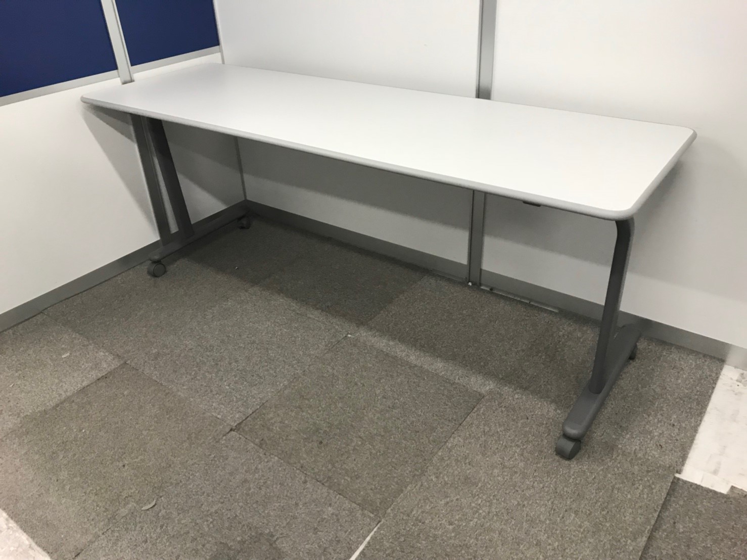 【在庫処分】落ち着いたニューグレー色のフォールディングテーブル【1台限りのため特価】
                        その他シリーズ
                                    中古
            