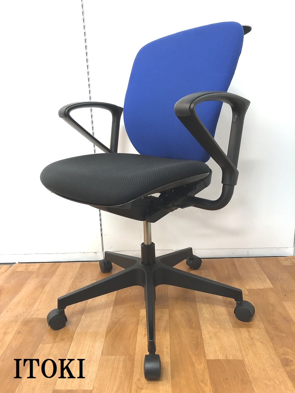 【フィット感が心地良い人気のブルーカラー肘とコートハンガー付OAチェアです！！】
                        プラオ
                                    中古
            