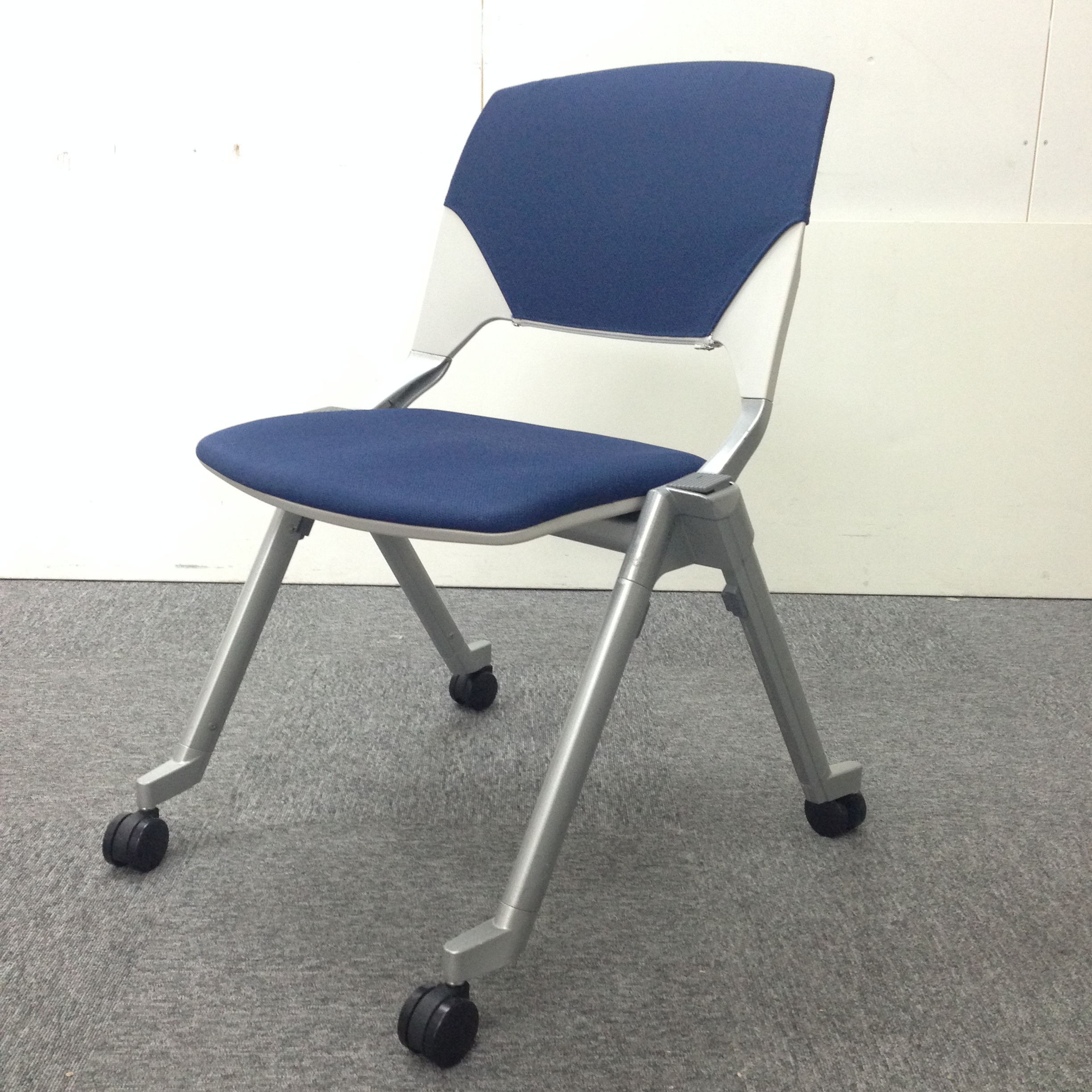 【2脚限定！】｜スタッキングチェア｜会議室や休憩室におすすめ！【部材欠け】
                        FM-320 
                                    中古
            