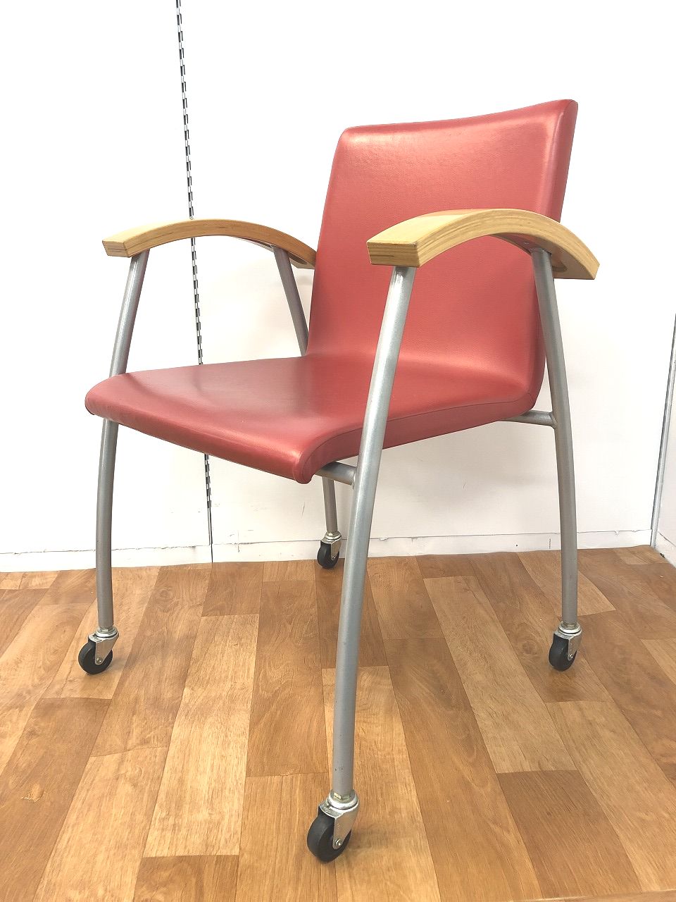 【キャスター付オシャレなミーティングチェアです！！】■おつとめ品
                        -
                                    中古
            