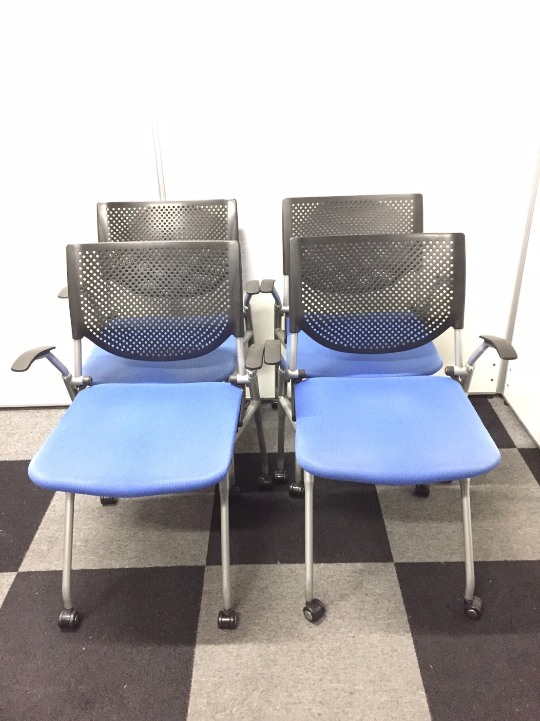 【4脚セット購入で10％引きのお買い得商品！】折り畳んで収納できる人気の国内メーカー製のチェアです！
                        プロスタック
                                    中古
            