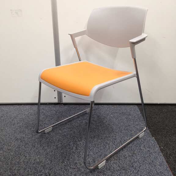 【おしゃれなレアチェア！】サティオのオレンジ色チェア！8脚入荷致しました！！
                        サティオ
                                    中古
            