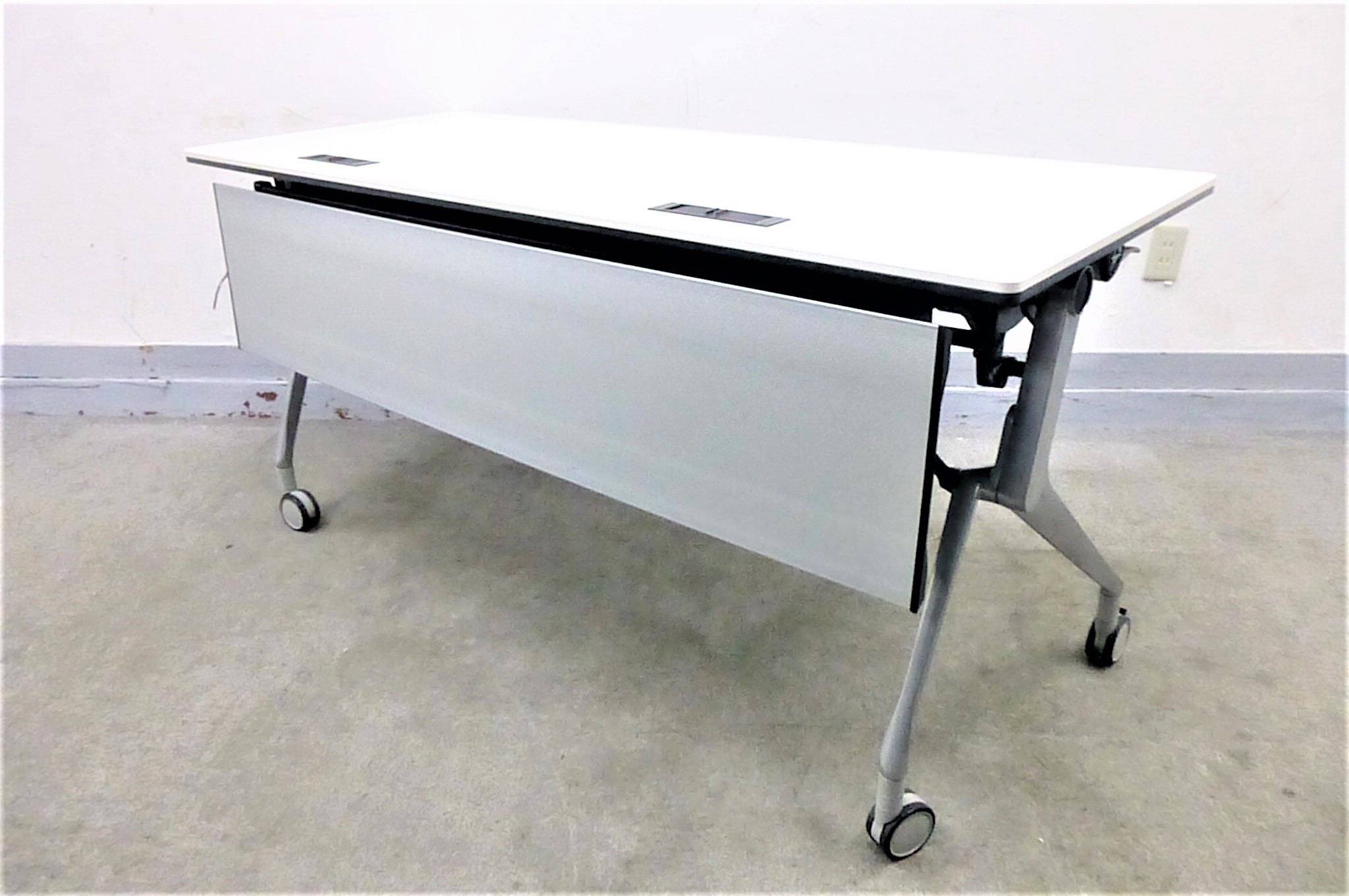 【KS】【人気の天板ホワイト！】幅1500㎜　2～3名様最適サイズ　ミーティングテーブル　会議テーブル
                        インターアクトNT
                                    中古
            