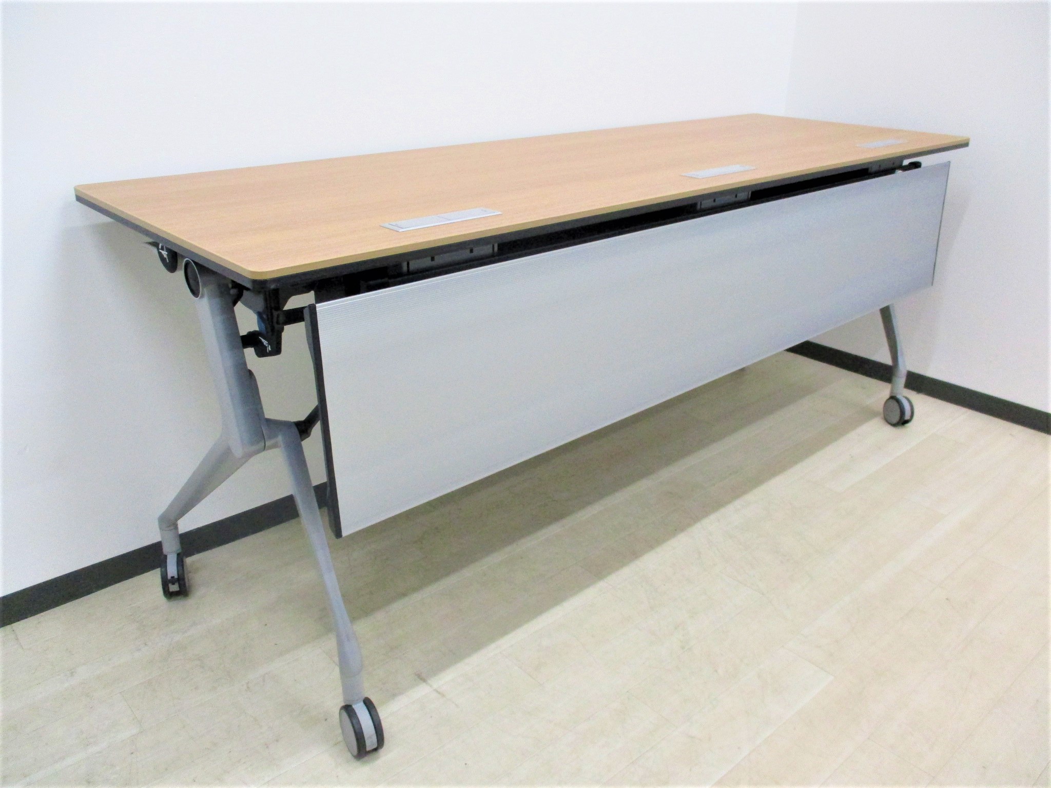 【定価15万】エレガスタの名に相応しい高級感のあるお洒落テーブル！配線カバー付き、キャスターロック付き！
                        エレガスタ
                                    中古
            