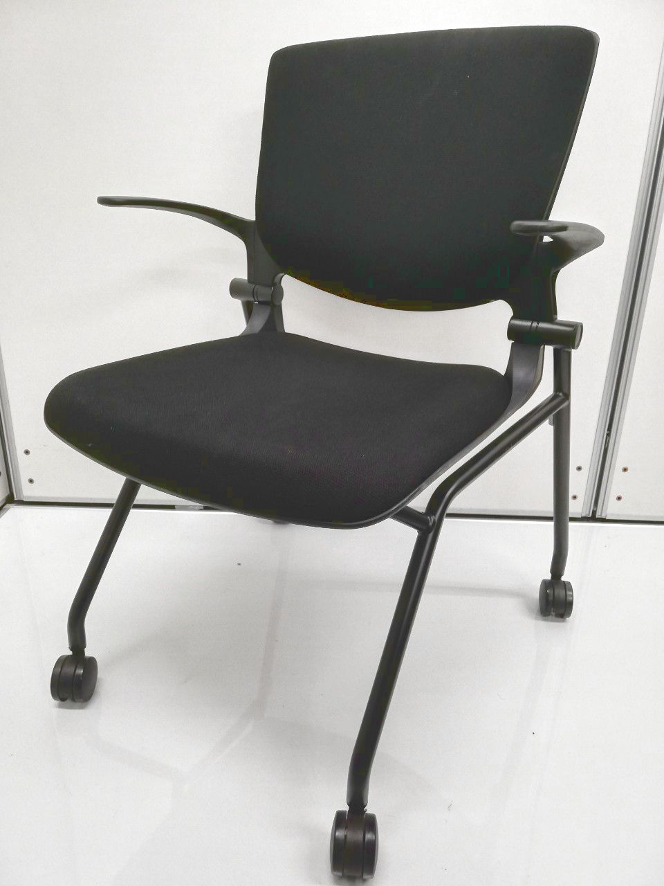 【収納出来るチェア】人気のブラックカラーです！使わない時には畳んで収納が可能です！【肘付き】【クリーニング済】【日本橋】
                        グラータ
                                    中古
            